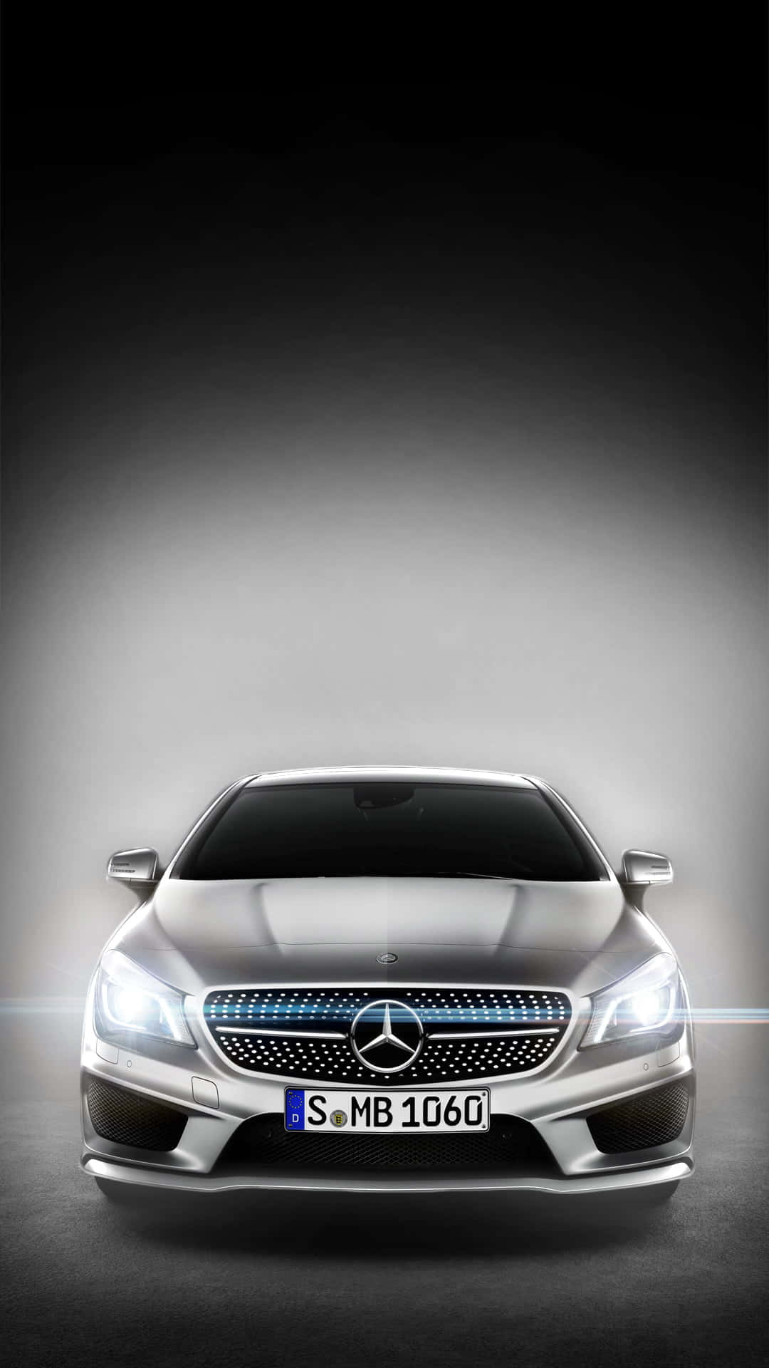 Mercedes Benz Car 桌布 壁紙 — 一輛時尚的銀色 Mercedes-Benz CLA 跑車，配備發光頭燈和藍色進氣格柵，置於深色漸變工作室背景中央。