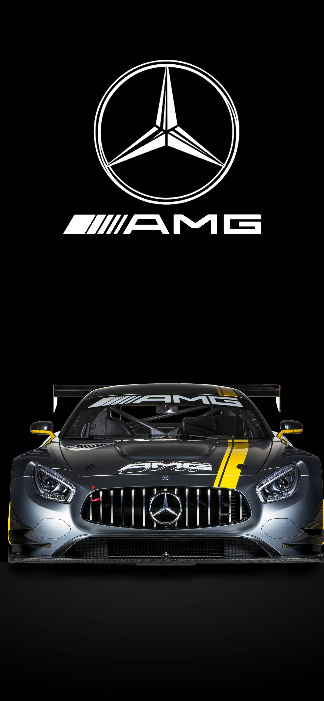Mercedes 桌布 壁紙 — 一輛時尚的銀色 Mercedes-AMG 賽車，帶有黃色點綴和標誌，展示在黑色背景上。