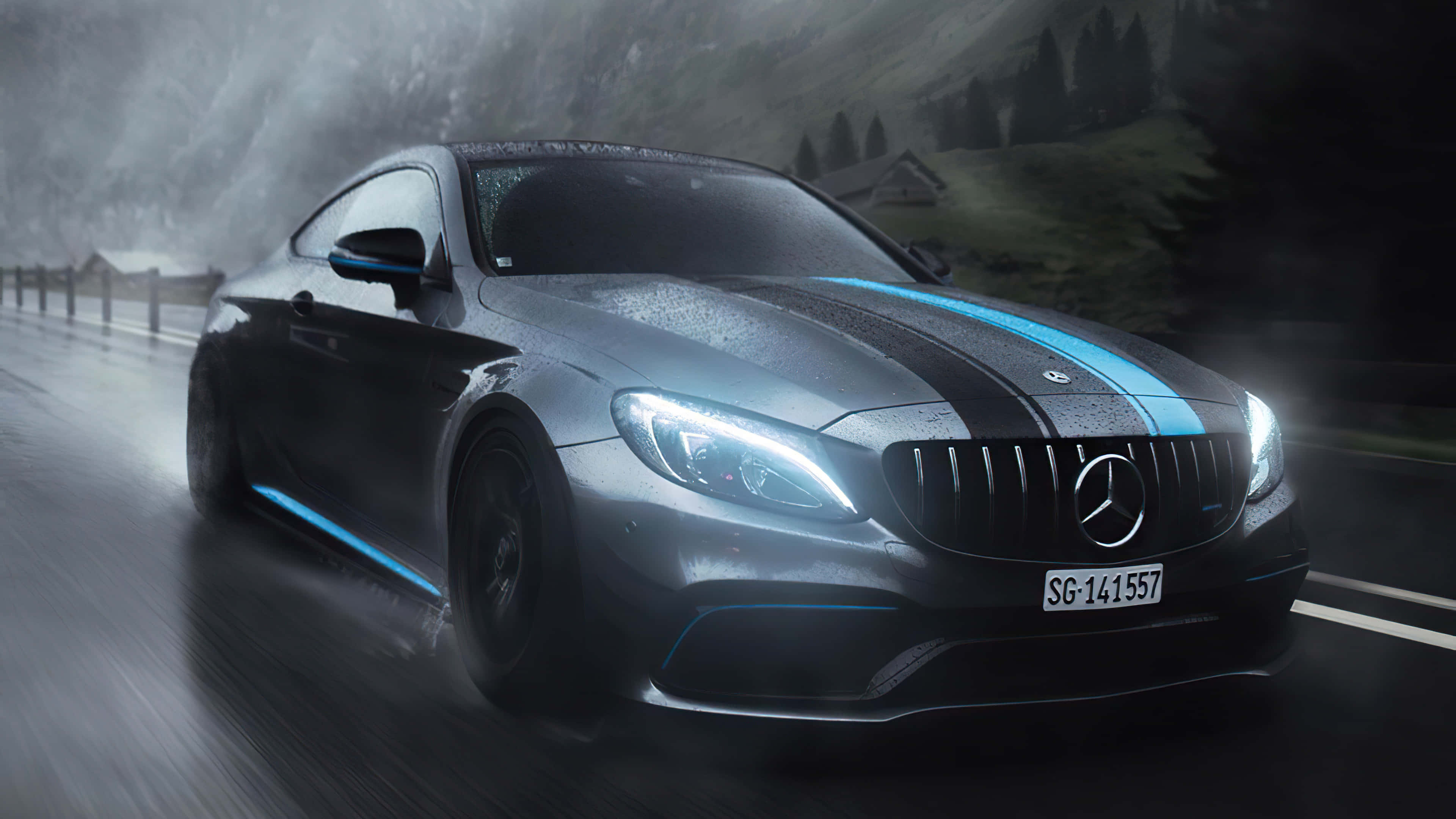 4K 奔馳壁紙 桌布 壁紙 — 一輛時尚的銀色 Mercedes-AMG 跑車帶有藍色賽車條紋，在夜間穿過濕滑的雨中山路高速行駛。