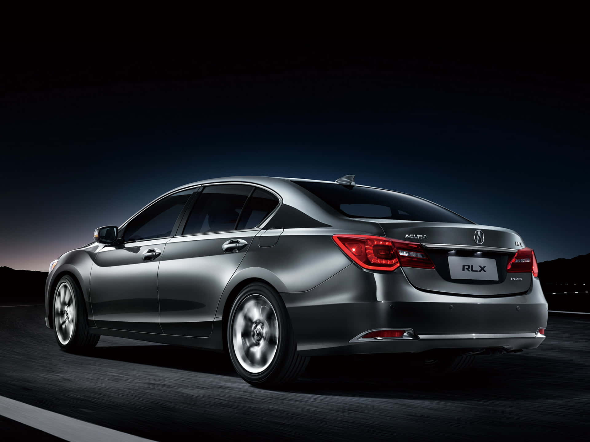 Acura Rlx 桌布 壁紙 — 一輛時尚的銀色Acura RLX轎車在黃昏時分在黑暗的道路上行駛，帶有發光的紅色尾燈和動態模糊的車輪。