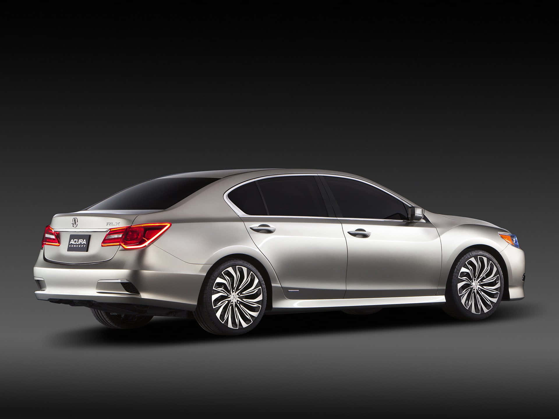 Acura Rlx 桌布 壁紙 — 一輛時尚的銀色Acura TLX轎車在深色漸變工作室背景中以側面展示，帶有發光的紅色尾燈。
