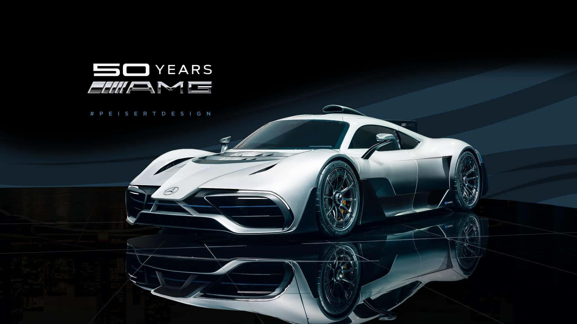 Mercedes 桌布 壁紙 — 一輛時尚的銀色AMG超級跑車在攝影棚燈光下閃閃發光，在光滑的黑色地板上完美倒映，背景為深色漸變。