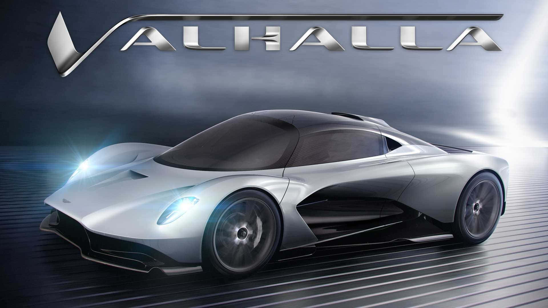 奧斯頓馬丁 桌布 壁紙 — 一輛時尚的銀色Aston Martin Valhalla超級跑車在戲劇性的工作室燈光下閃耀，上方有金屬標誌。