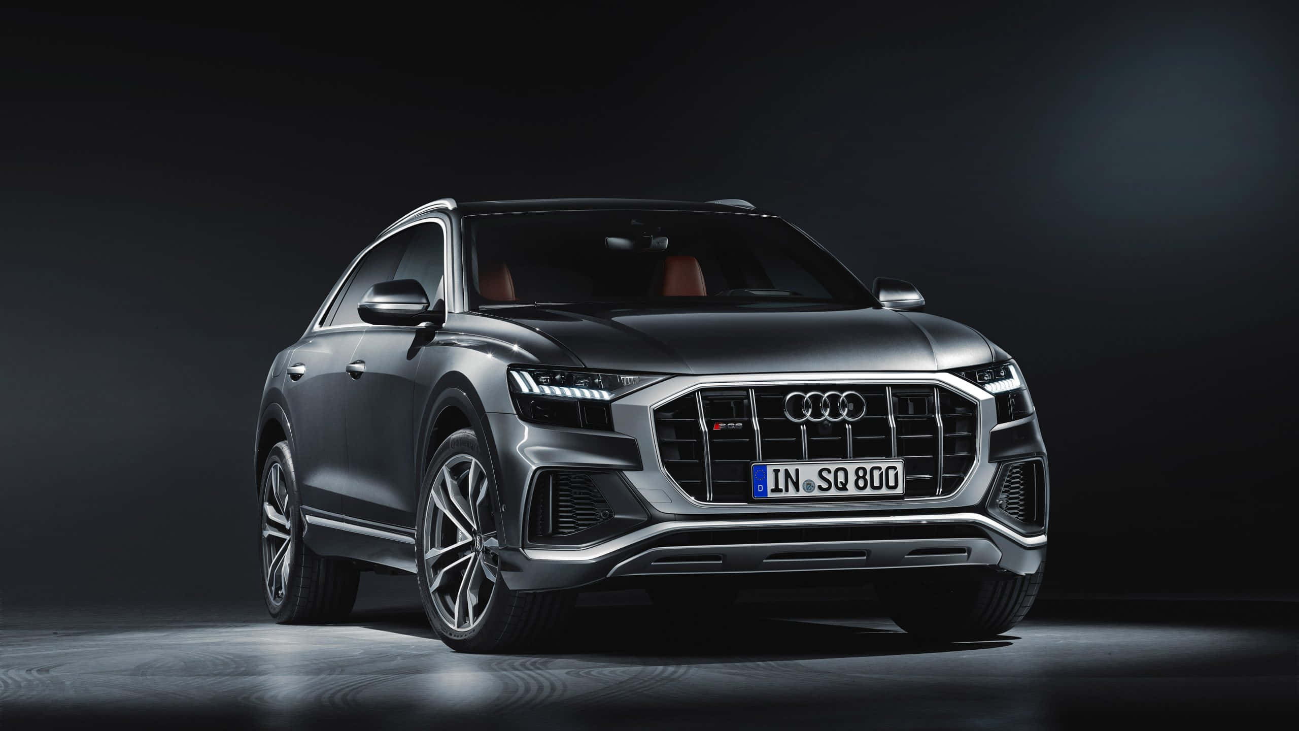 奧迪 桌布 壁紙 — 一輛時尚的銀色Audi SQ8 SUV在深色漸變背景前被工作室燈光照亮。