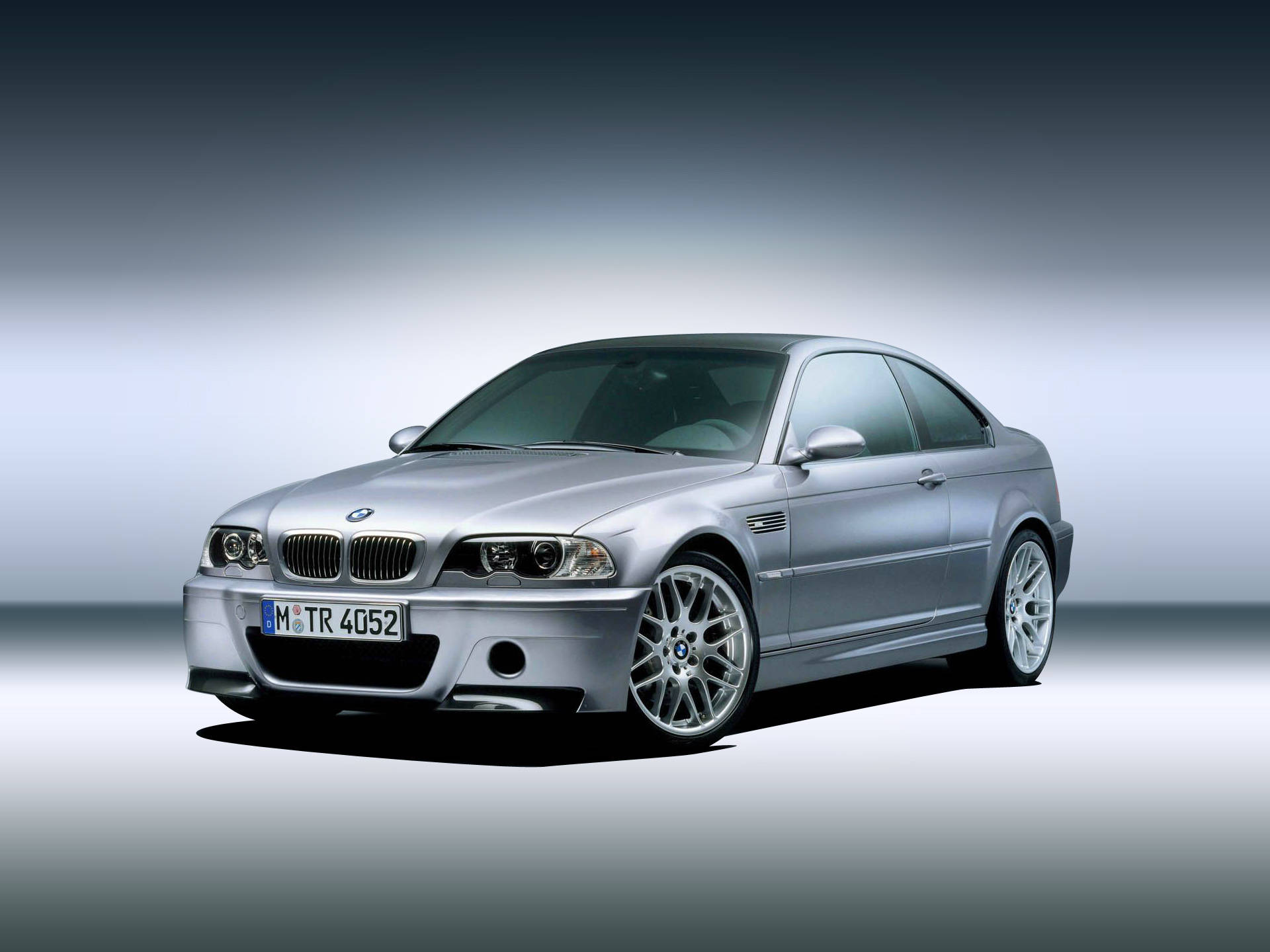 classic bmw 桌布 壁紙 — 一輛時尚的銀色BMW M3雙門跑車在攝影棚燈光下，在漸變灰色背景上閃閃發光。