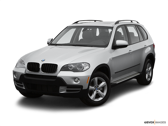 BMW 動圖 桌布 壁紙 — 一輛時尚的銀色BMW X5 SUV，在攝影棚燈光下展現簡潔線條和鍍鉻飾件。
