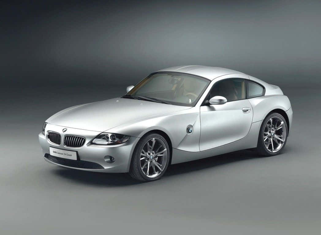 Bmw Z4 桌布 壁紙 — 一輛時尚的銀色BMW Z4 Coupe在攝影棚燈光下，在漸變灰色背景上閃閃發光。