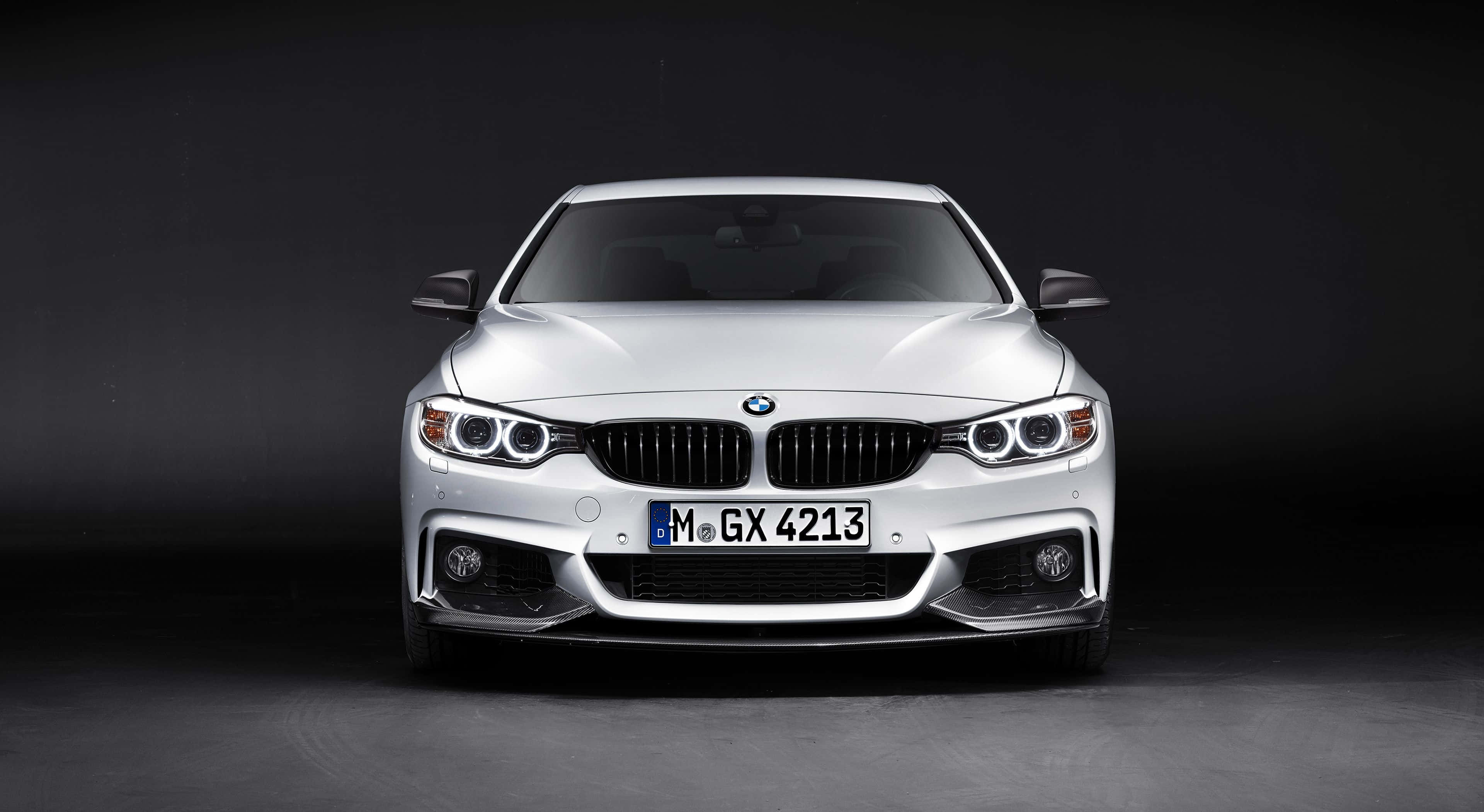 Bmw 4 Series 桌布 壁紙 — 一輛時尚的銀色BMW跑車在攝影棚燈光下正面朝向黑暗背景。