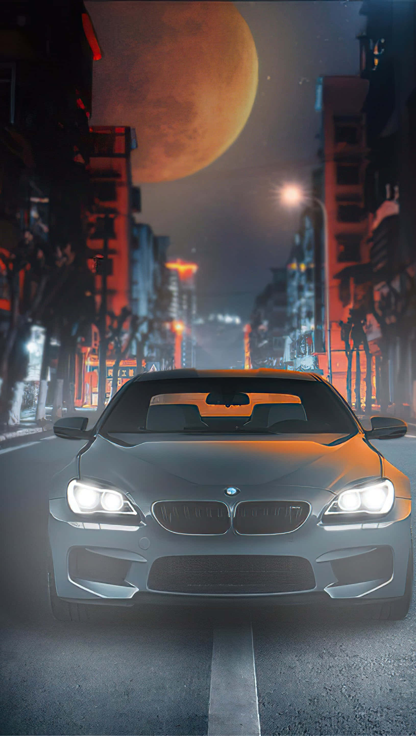 BMW 動圖 桌布 壁紙 — 一輛時尚的銀色BMW跑車在霓虹燈下閃耀，位於霧氣瀰漫的城市街道上，上方懸掛著巨大的橙色月亮。
