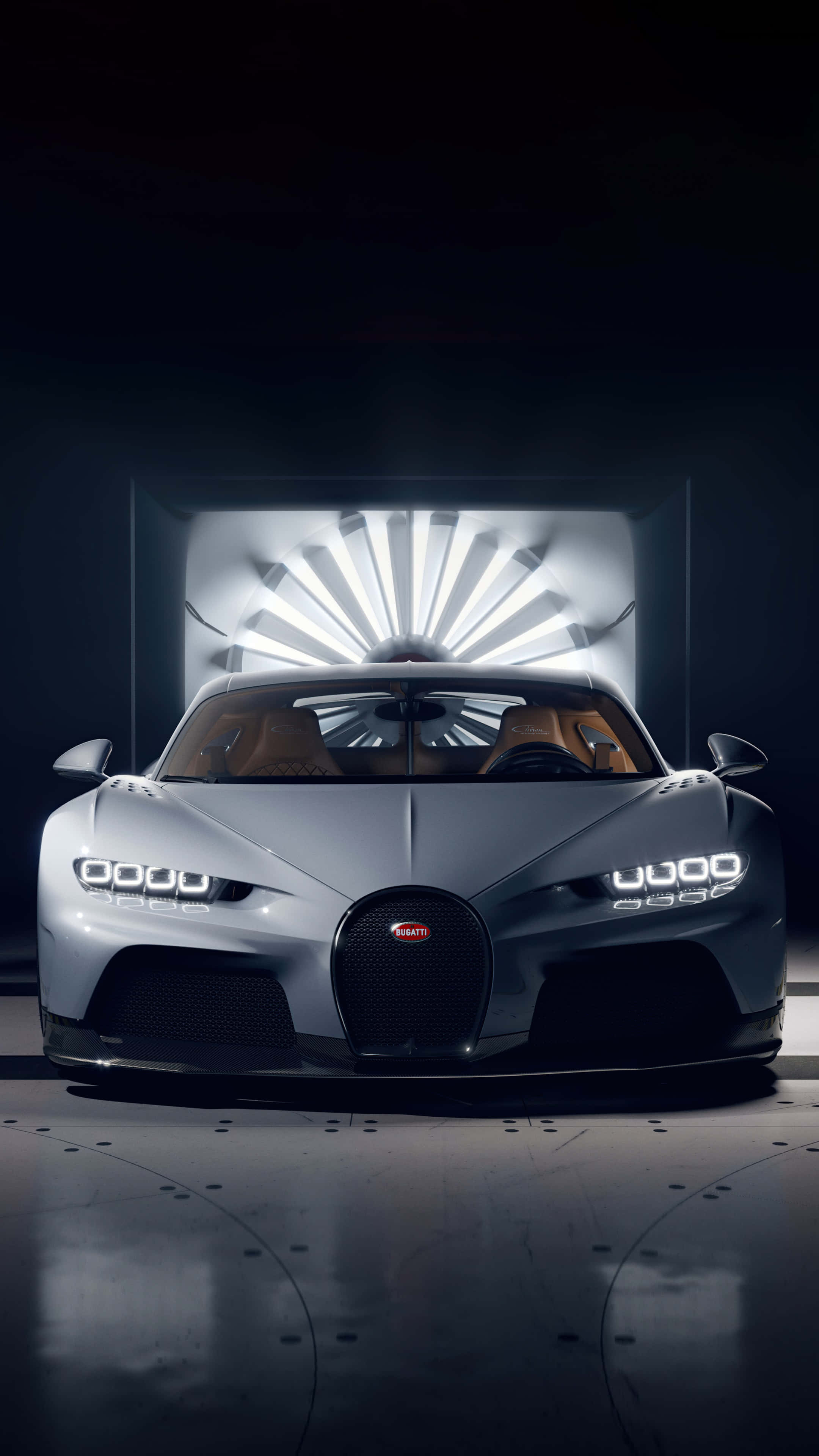 Bugatti Phone 桌布 壁紙 — 一輛時尚的銀色Bugatti Chiron Super Sport 300+在戲劇性的工作室燈光下閃耀，背景是燦爛的陽光射線。