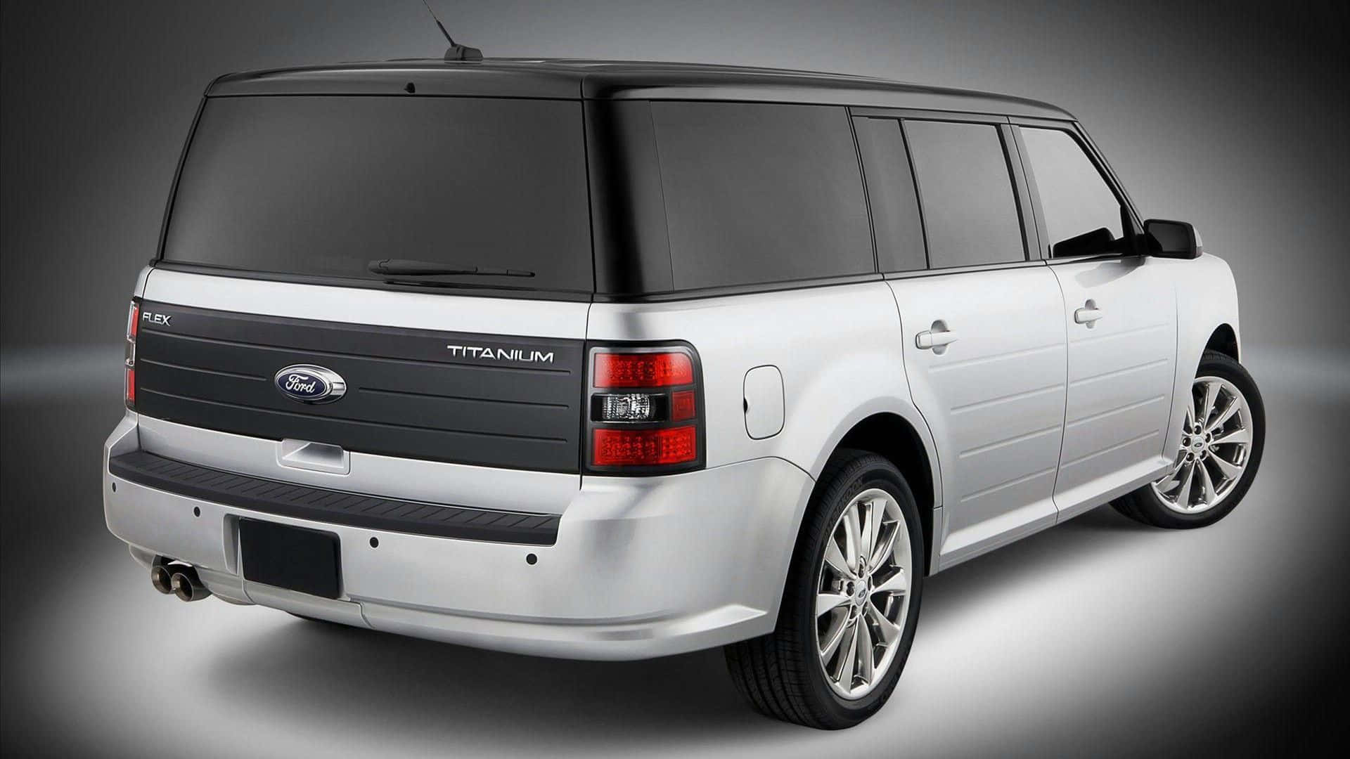 Ford Flex 桌布 壁紙 — 一輛時尚的銀色Ford Flex Titanium SUV，以後方四分之三角度展示，背景為漸變灰色攝影棚背景。