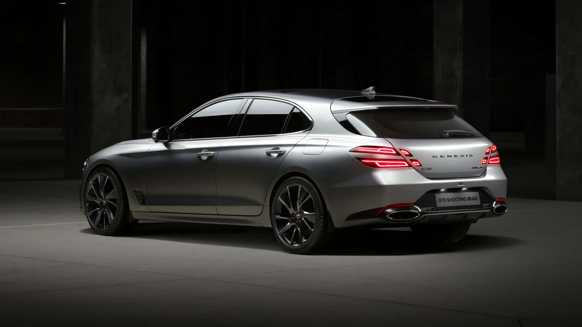 Genesis G70 桌布 壁紙 — 一輛時尚的銀色Genesis G70 Shooting Brake在黑暗工業環境的攝影棚燈光下閃閃發光。