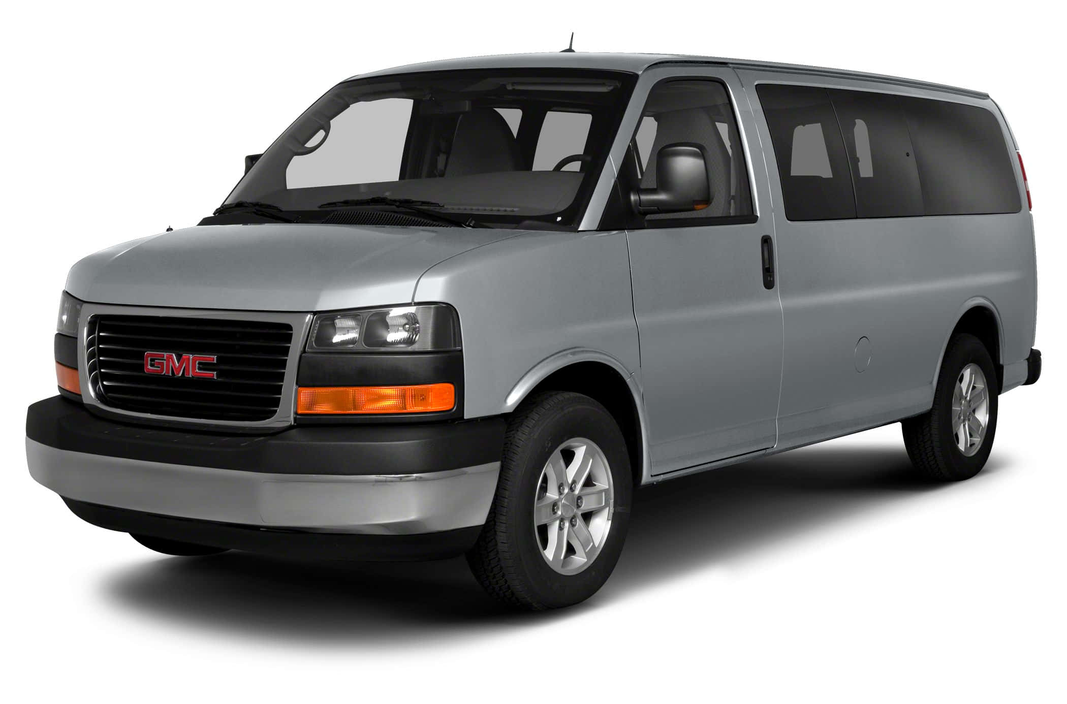 Gmc Savana 桌布 壁紙 — 一輛時尚的銀色GMC廂型車，配備有色車窗和鉻合金輪圈，在純白背景上孤立展示。