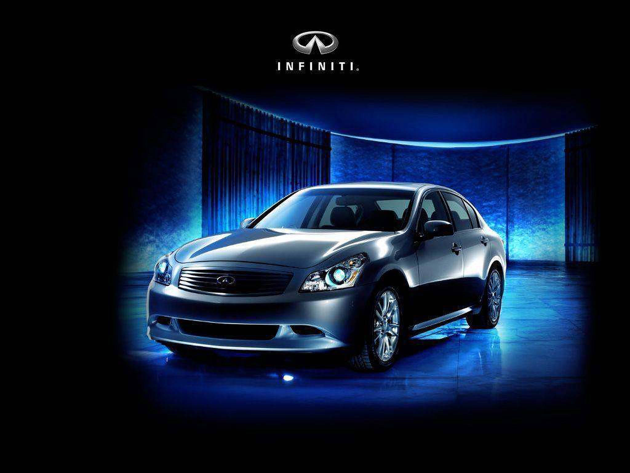 Infiniti 桌布 壁紙 — 一輛時尚的銀色Infiniti轎車在戲劇性的藍色工作室燈光下閃閃發光，背景為深色，上方有品牌標誌。