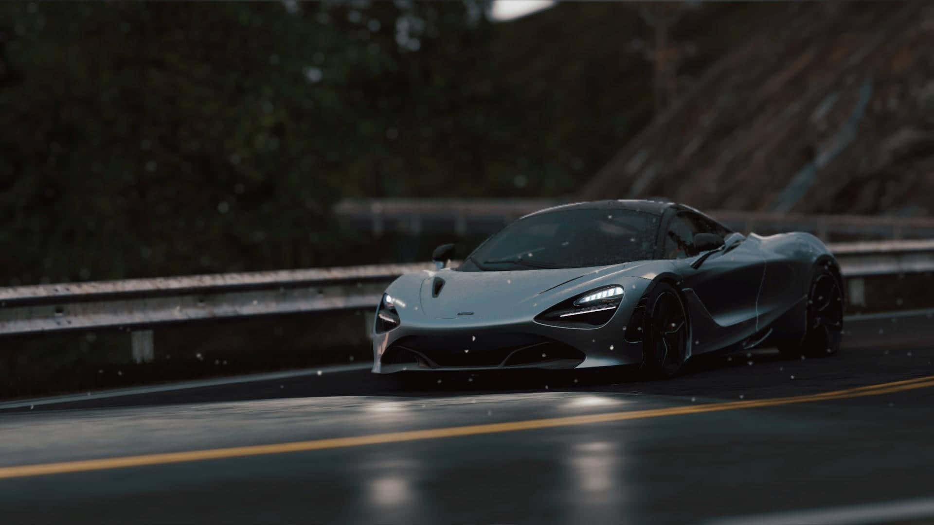 HD Project Cars 2 桌布 壁紙 — 一輛時尚的銀色McLaren跑車在昏暗的暮色中沿著潮濕的山路滑行，雨滴捕捉到車頭燈的光芒。