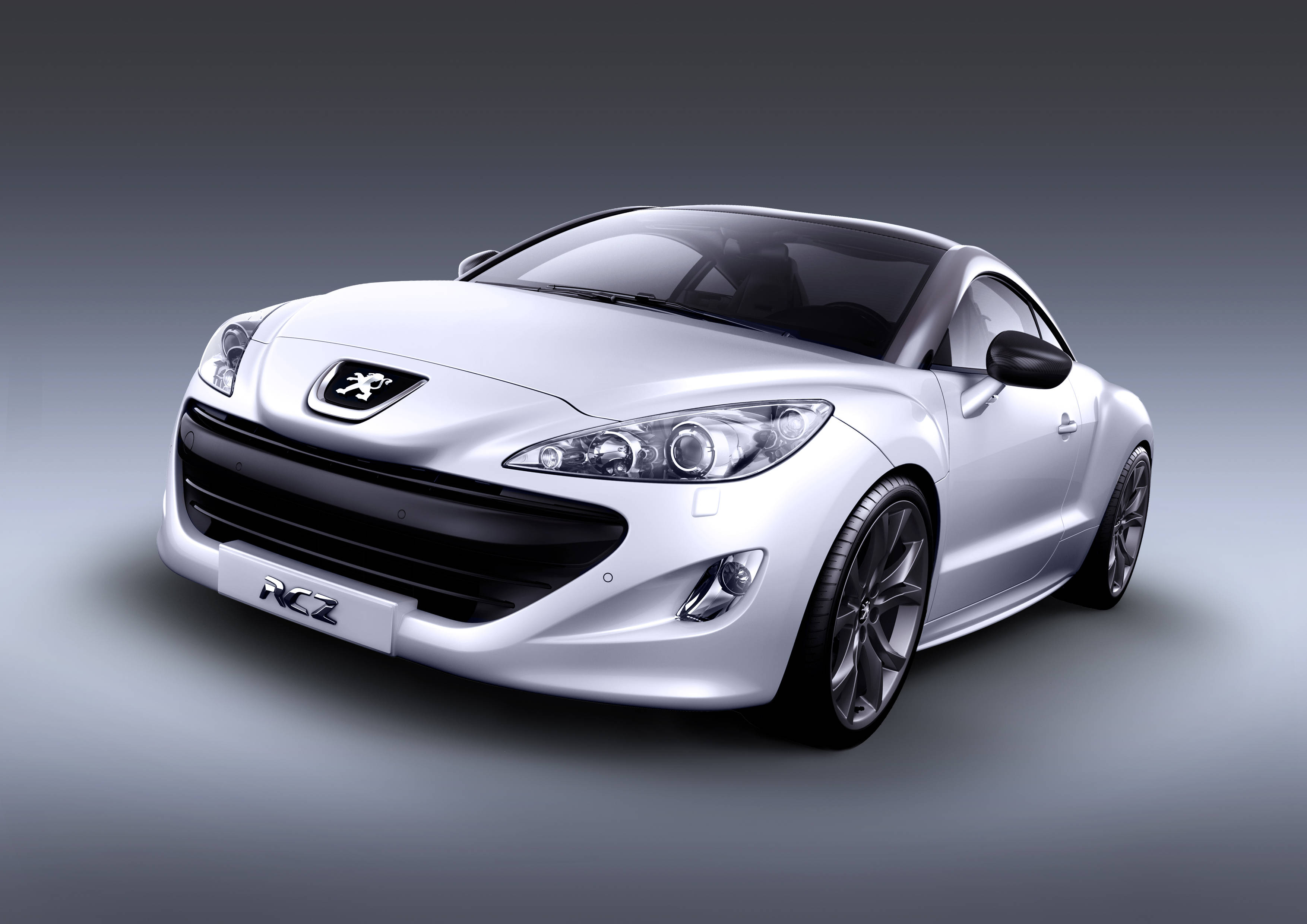 Peugeot 桌布 壁紙 — 一輛時尚的銀色Peugeot RCZ跑車，帶有黑色飾邊和合金輪圈，在漸變灰色工作室背景前擺姿勢。