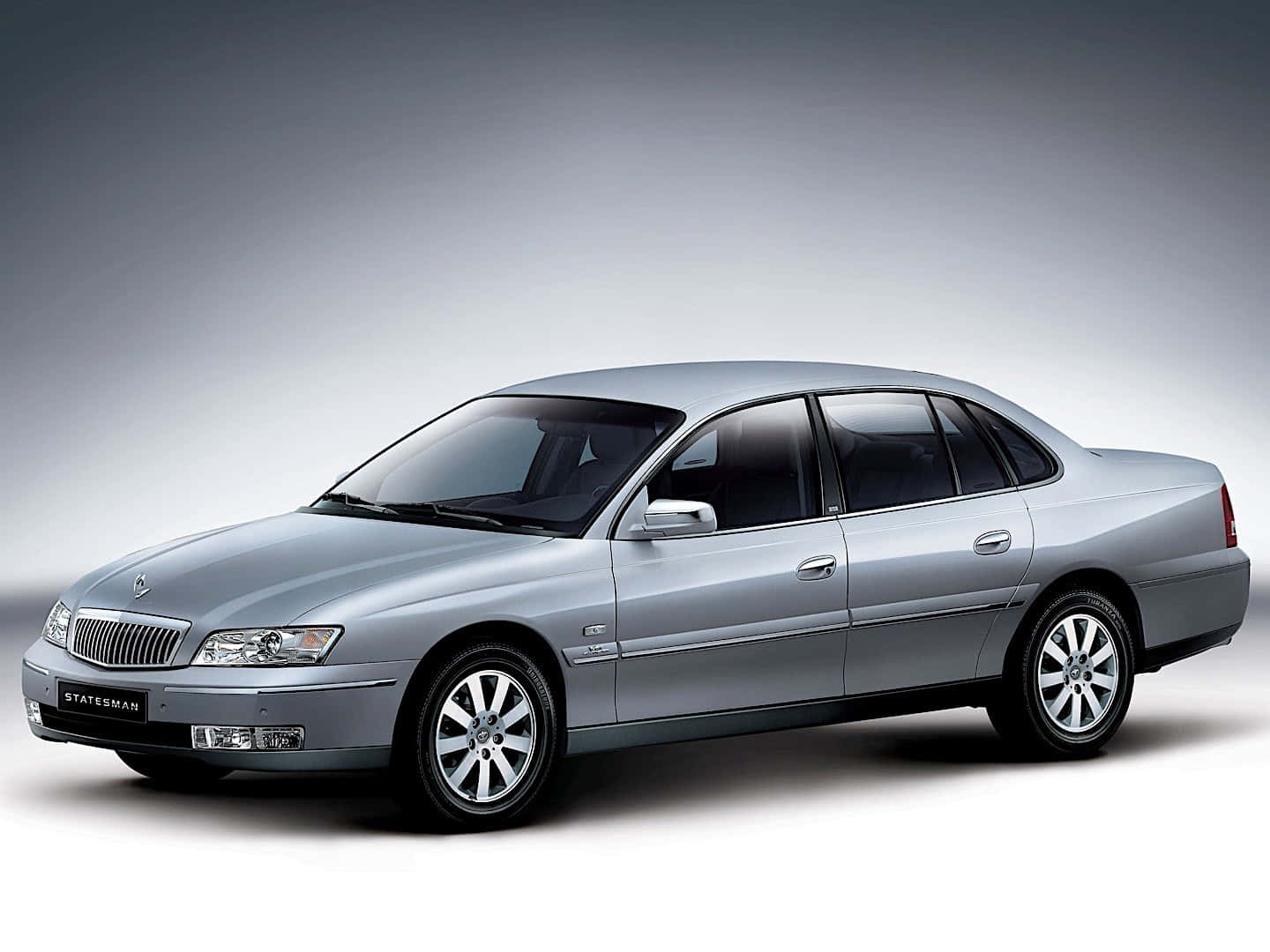 Daewoo 桌布 壁紙 — 一輛時尚的銀色Statesman轎車在工作室中展示，柔和漸變燈光突顯其優雅曲線和鍍鉻裝飾。