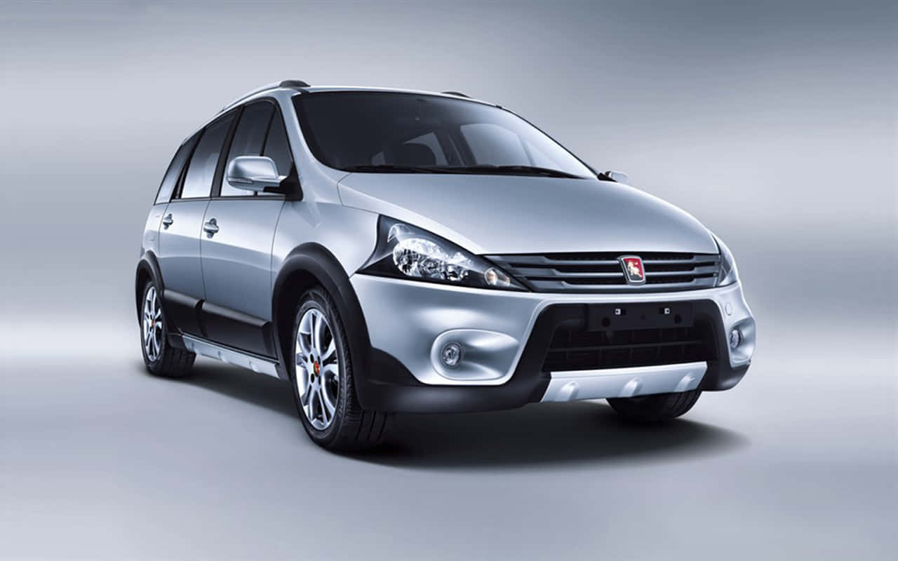 Dongfeng 桌布 壁紙 — 一輛時尚的銀色SUV，帶有黑色飾條和合金輪圈，在簡約的攝影棚環境中展示，光線柔和。