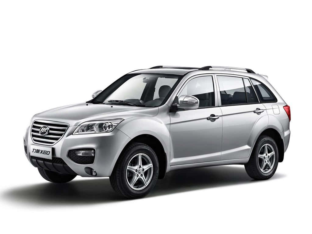 Lifan 桌布 壁紙 — 一輛時尚的銀色SUV，配備合金輪圈和車頂行李架，孤立地立在純白色背景前。