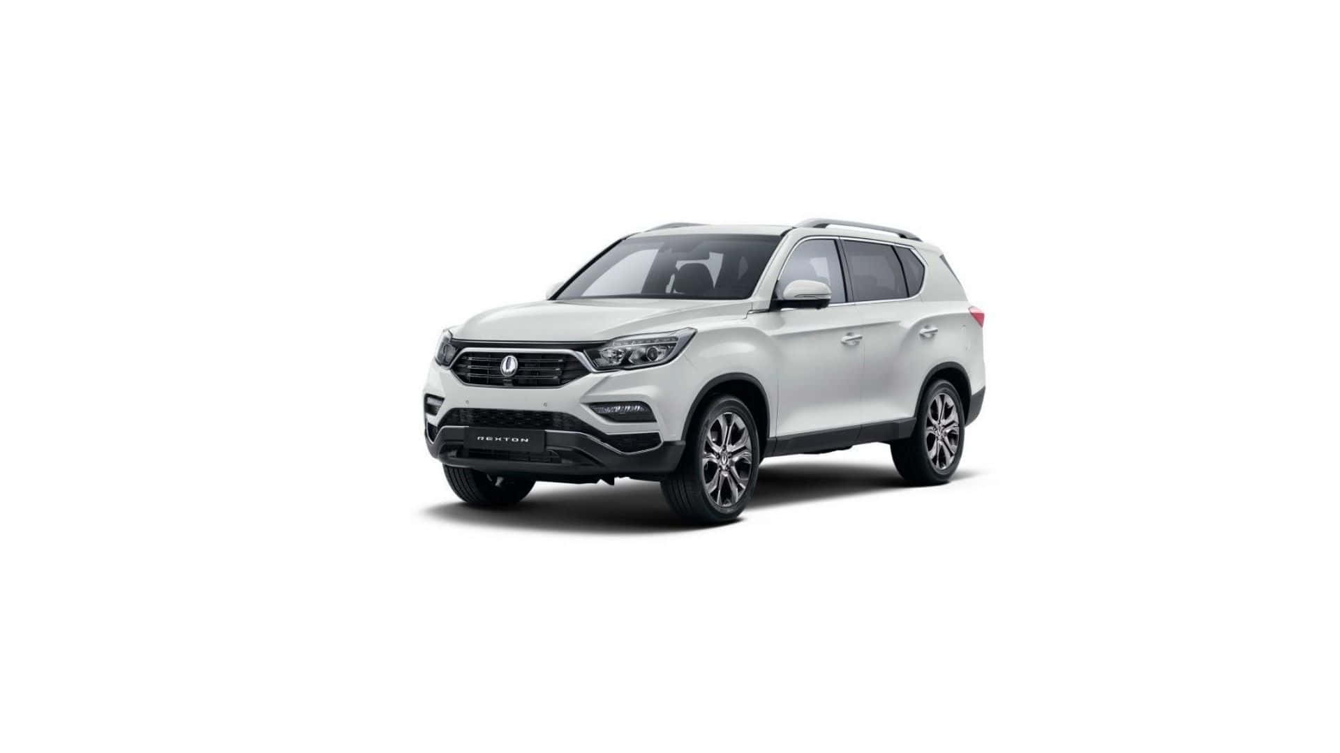 Ssangyong 桌布 壁紙 — 一輛時尚的銀色SUV，配備現代化頭燈和合金輪圈，孤立地矗立在純白色背景上。