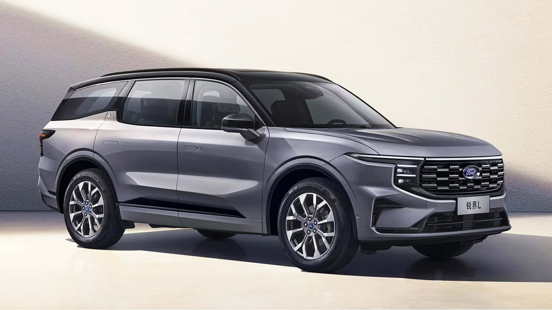 福特 桌布 壁紙 — 一輛時尚的銀色SUV，配備黑色車頂和現代化頭燈，站在簡約風格的攝影棚中，光線柔和。