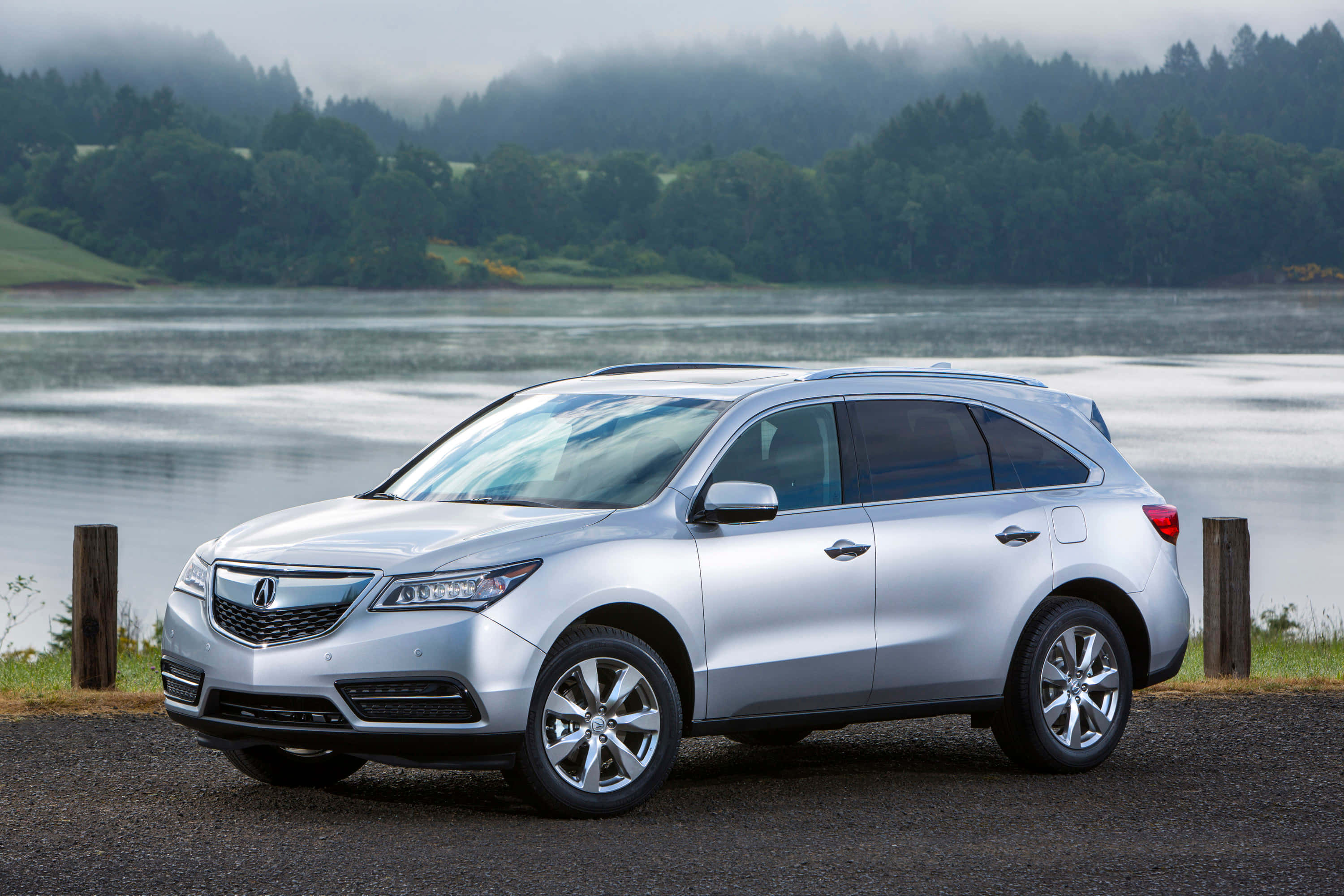 Acura 桌布 壁紙 — 一輛時尚的銀色SUV停在碎石路上，旁邊是霧氣瀰漫的湖泊，背景是森林覆蓋的山丘。