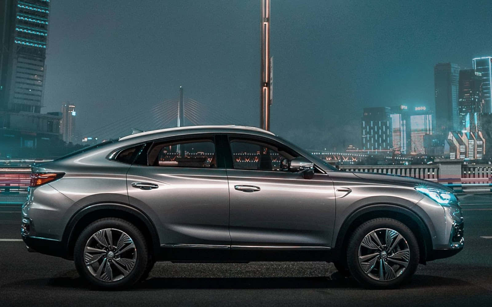 Changan 桌布 壁紙 — 一輛時尚的銀色SUV在夜晚穿過霓虹燈閃爍的城市景觀，背景是高聳的摩天大樓和發光的橋樑。