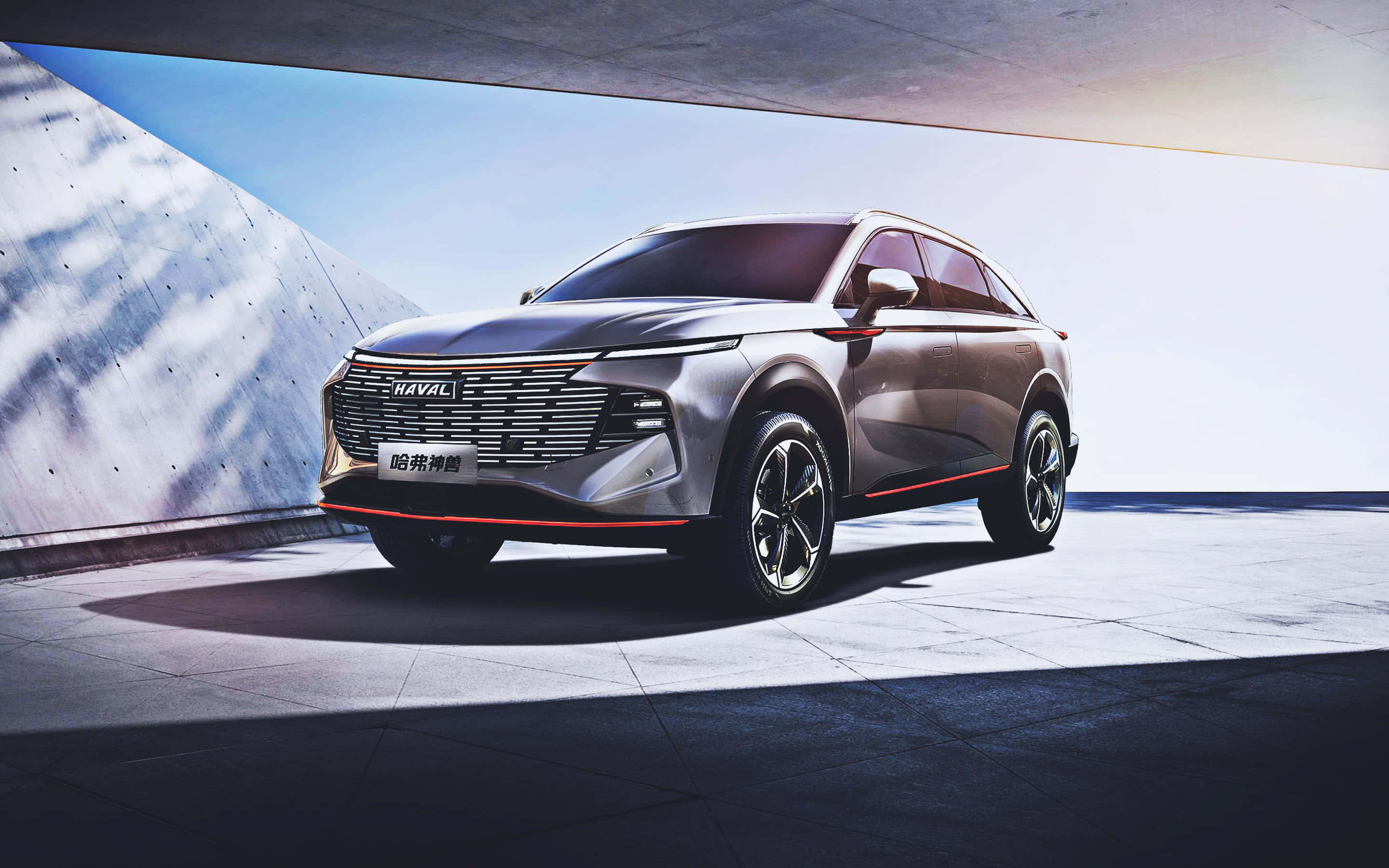 Haval 桌布 壁紙 — 一輛時尚的銀色SUV配以紅色飾邊，在戲劇性燈光下展示，背景是現代混凝土和雪紋牆。