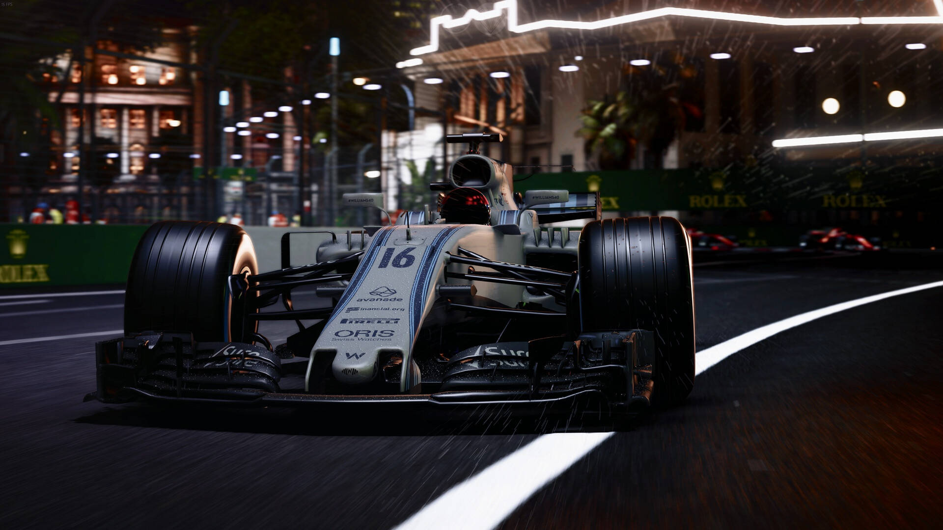 F1 桌布 壁紙 — 一輛時尚的銀色一級方程式賽車在夜間疾馳穿過濕滑的雨城市街道，發光的霓虹燈反射在潮濕的瀝青上。