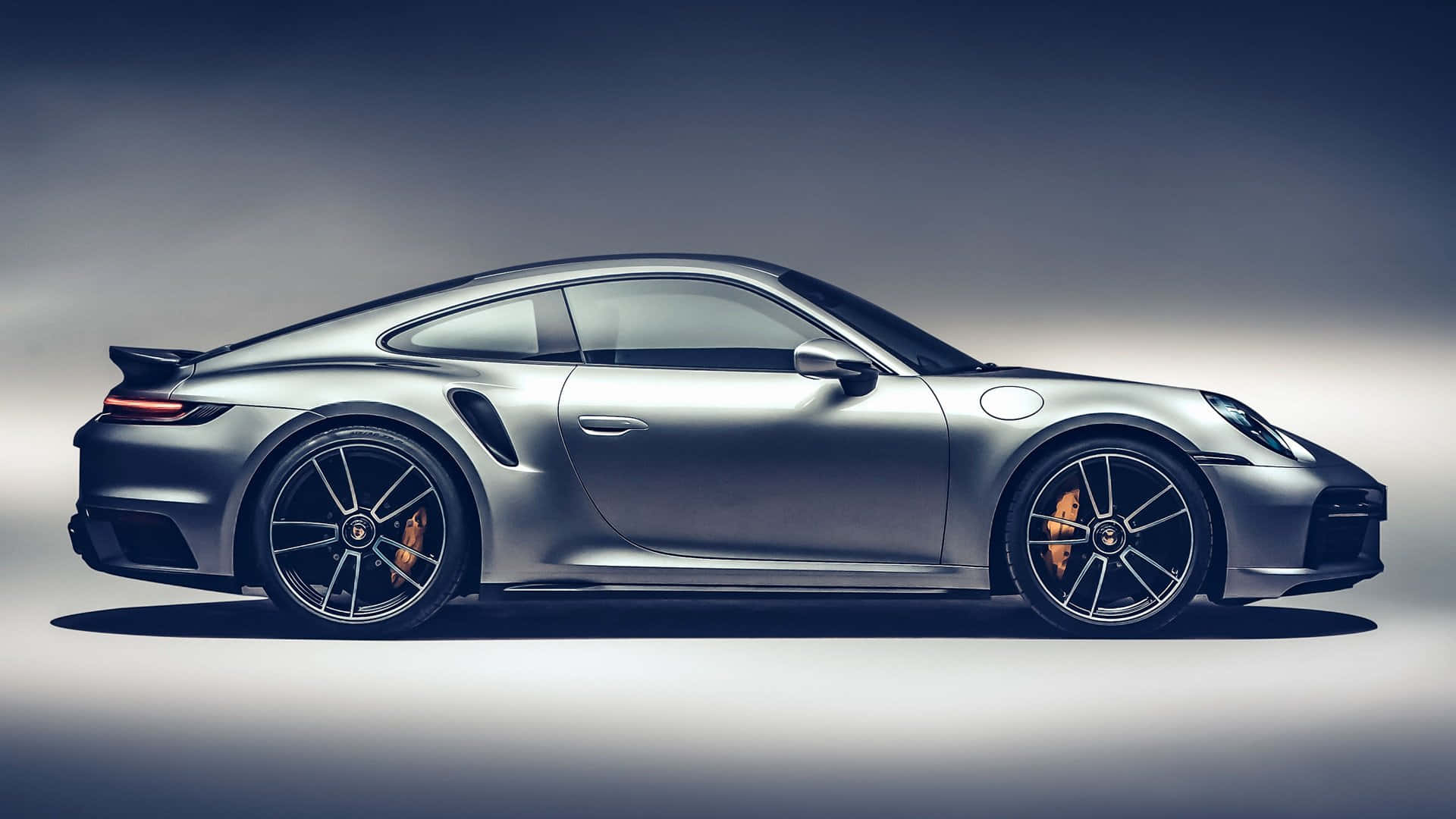 保時捷 桌布 壁紙 — 一輛時尚的銀色保時捷911 Turbo S跑車在漸變工作室背景中以側面展示。