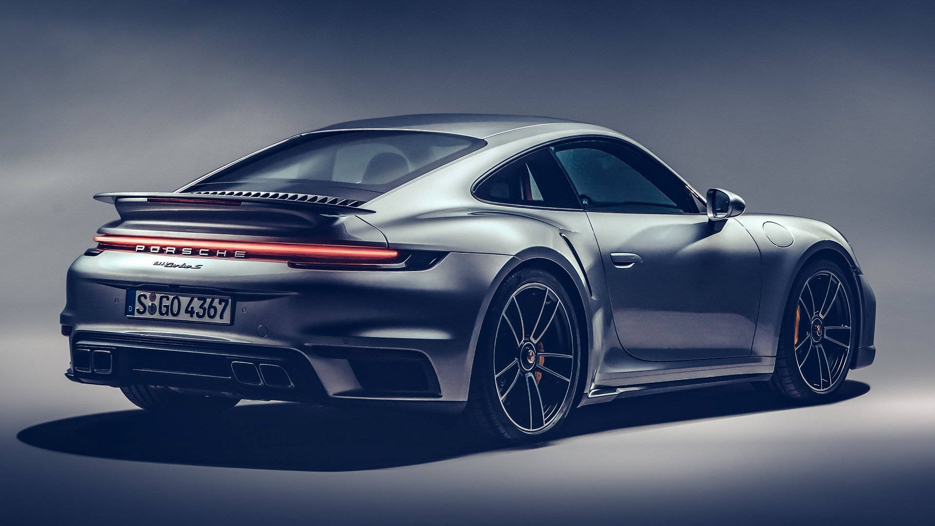 銀色保時捷911 Turbo S跑車，配備發光的紅色尾燈和黑色輪圈。 — 保時捷 GIF 壁紙