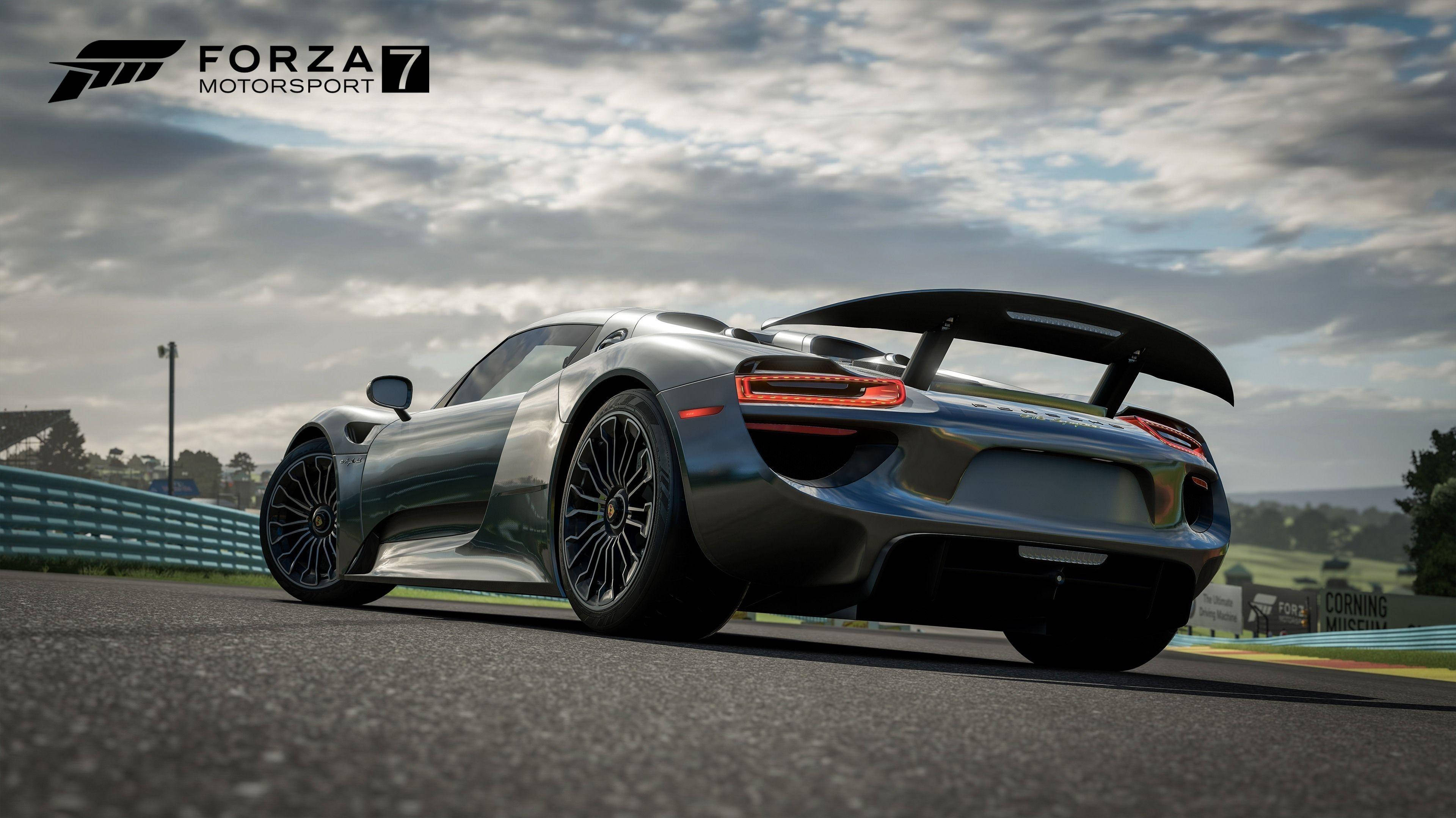 Forza 7 桌布 壁紙 — 一輛時尚的銀色保時捷918 Spyder，紅色尾燈閃耀，在陰天下停在賽車場上。