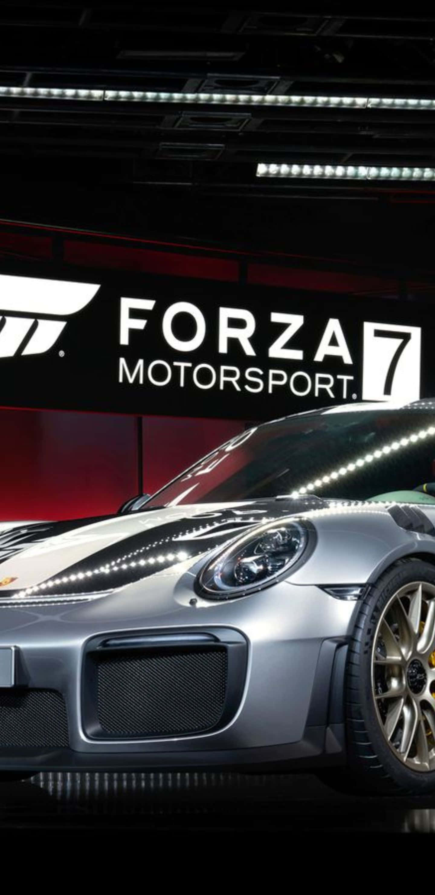 Pixel 3xl Forza Motorsport 7 桌布 壁紙 — 一輛時尚的銀色保時捷跑車在黑暗的展覽廳中，在Forza Motorsport 7標誌下閃爍著明亮的光芒。