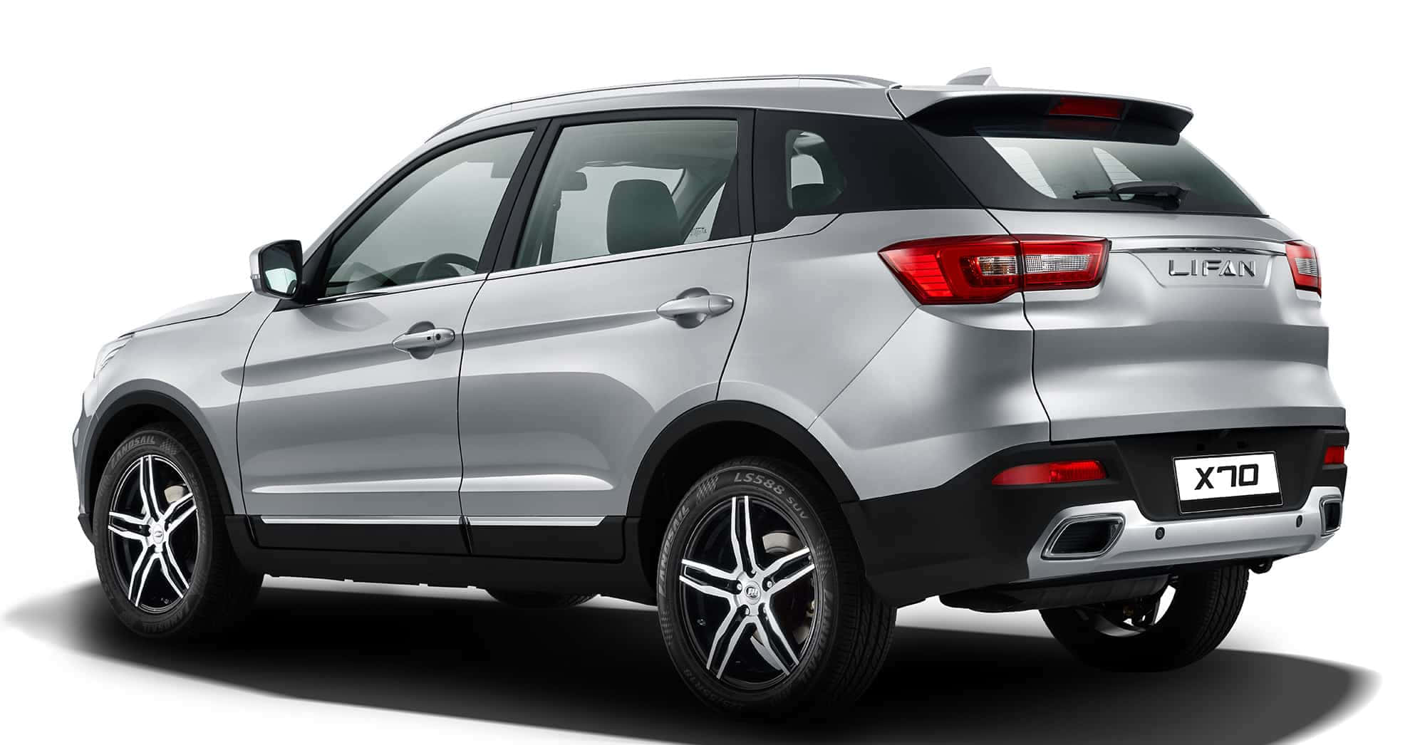 Lifan 桌布 壁紙 — 一輛時尚的銀色力帆X70 SUV，從後方四分之三角度拍攝的攝影棚照片，帶有紅色尾燈和黑色飾條。