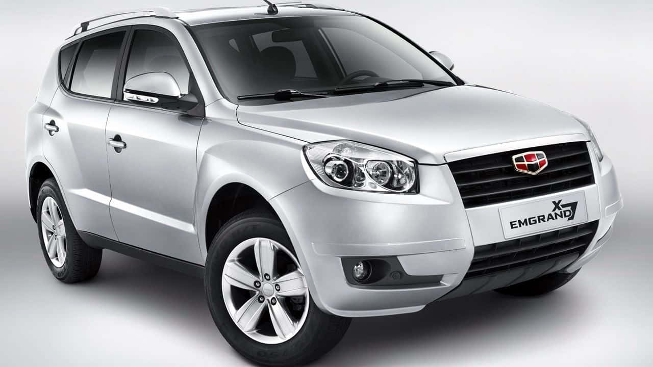 Geely 桌布 壁紙 — 一輛時尚的銀色吉利Emgrand X7 SUV在乾淨的攝影棚中展示，光線柔和。