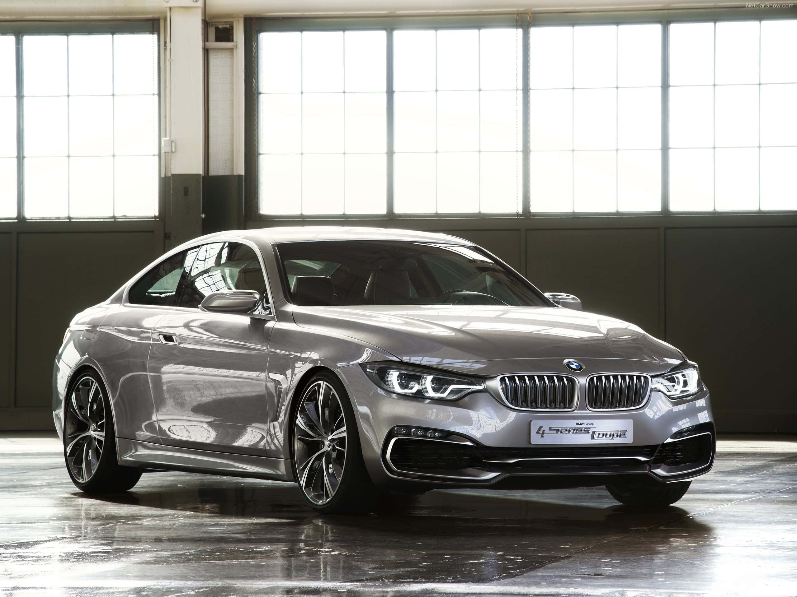 Bmw 4 Series 桌布 壁紙 — 一輛時尚的銀色寶馬4系列轎跑車在寬敞倉庫的明亮工業窗戶下閃閃發光。