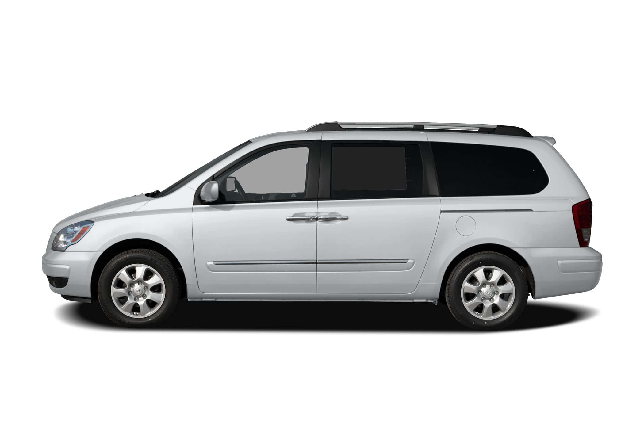 Hyundai Entourage 桌布 壁紙 — 一輛時尚的銀色小型貨車在乾淨的白色背景上以側面輪廓展示，帶有柔和陰影。