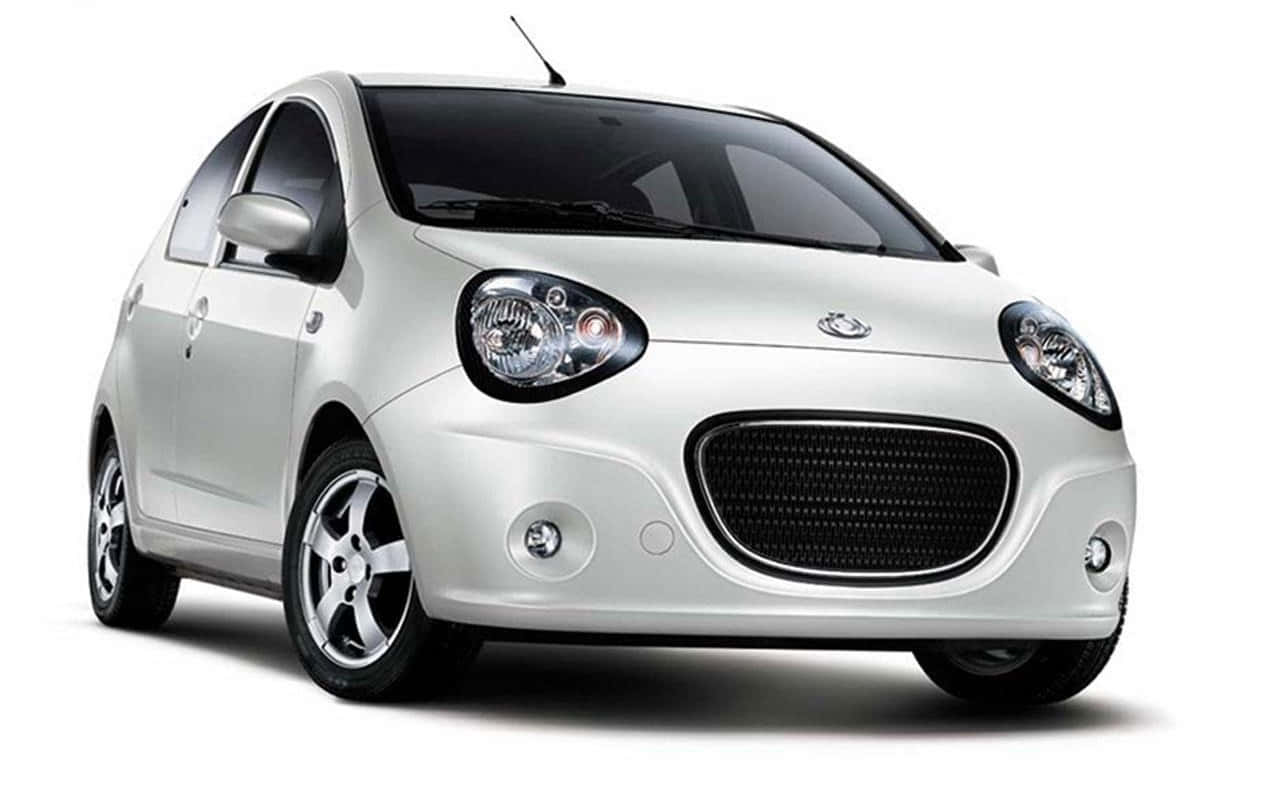 Geely 桌布 壁紙 — 一輛時尚的銀色小型車，帶有圓形頭燈和黑色格柵，在乾淨的白色背景下拍攝。