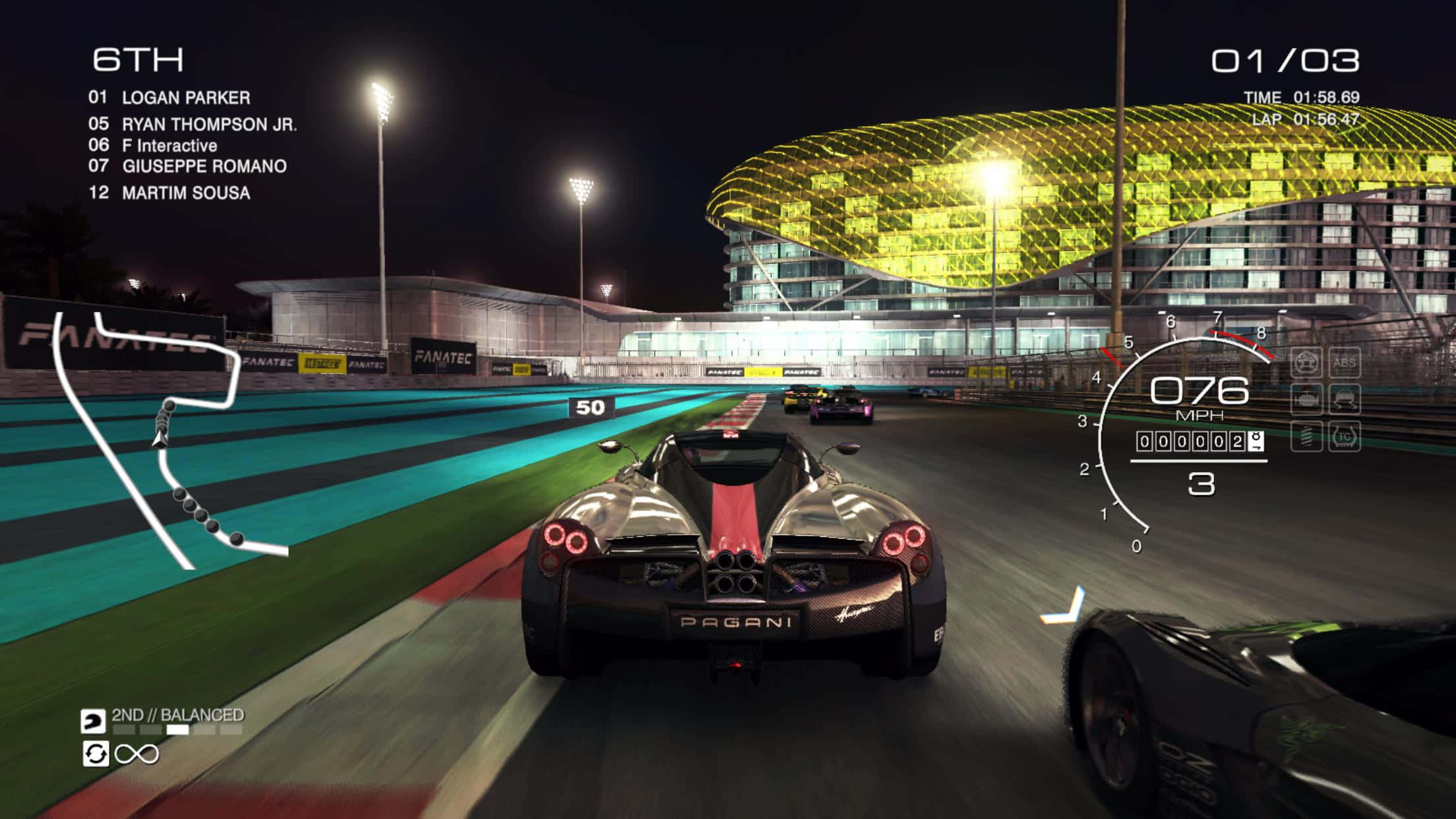 1080p Grid Autosport 桌布 壁紙 — 一輛時尚的銀色帕加尼超級跑車在夜間奔馳於燈火通明的賽道上，背景是發光的黃色體育場。