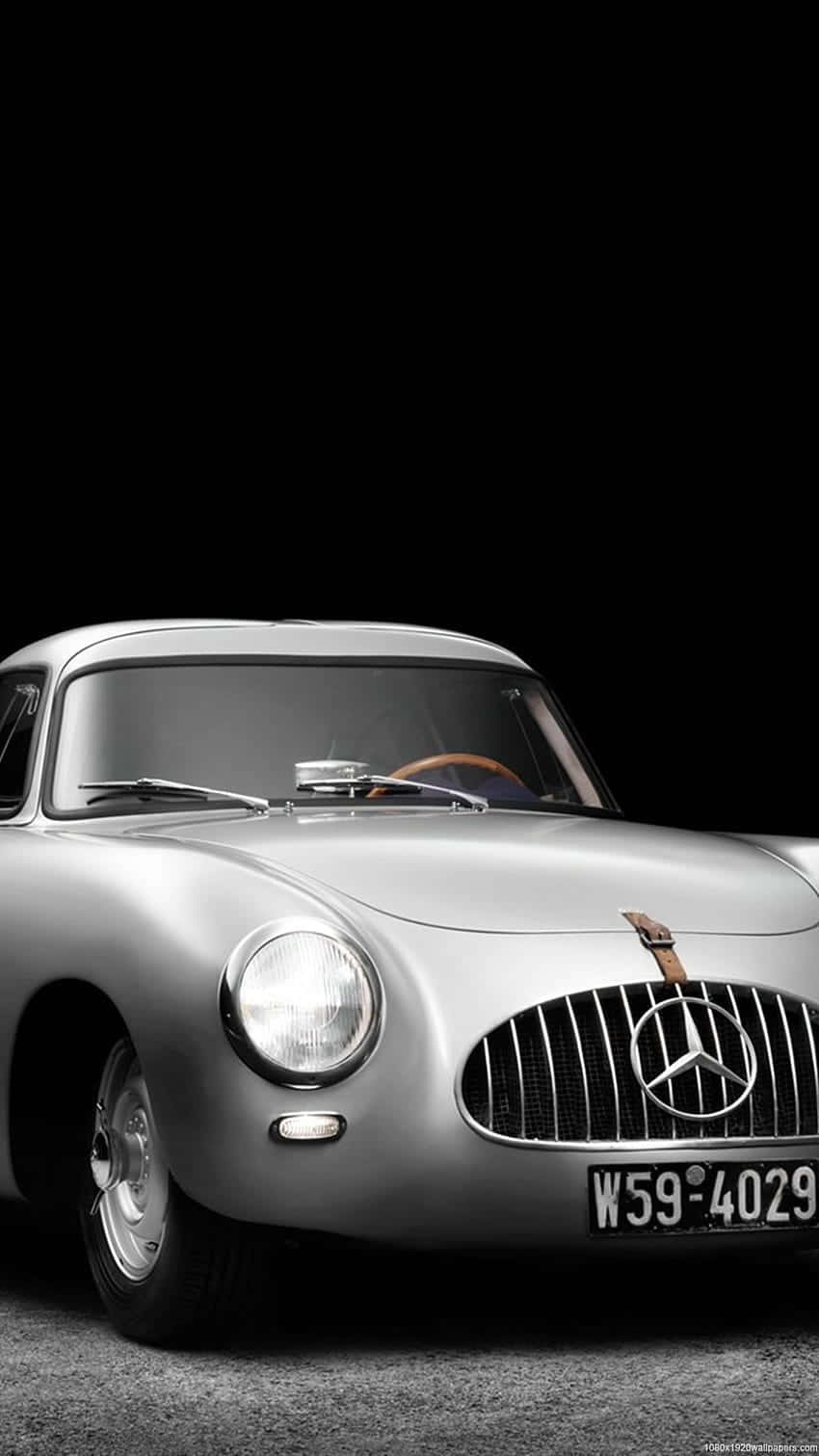 Classic Mercedes 桌布 壁紙 — 一輛時尚的銀色復古梅賽德斯-奔馳跑車在攝影棚燈光下，在純黑色背景中閃耀。