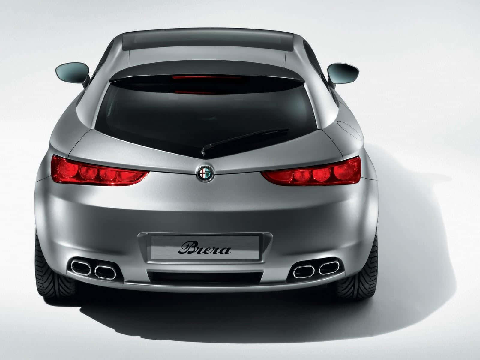 Alfa Romeo Brera 桌布 壁紙 — 一輛時尚的銀色愛快羅密歐Brera跑車的後視圖，配備紅色尾燈和四出排氣管，背景為簡約的白色。