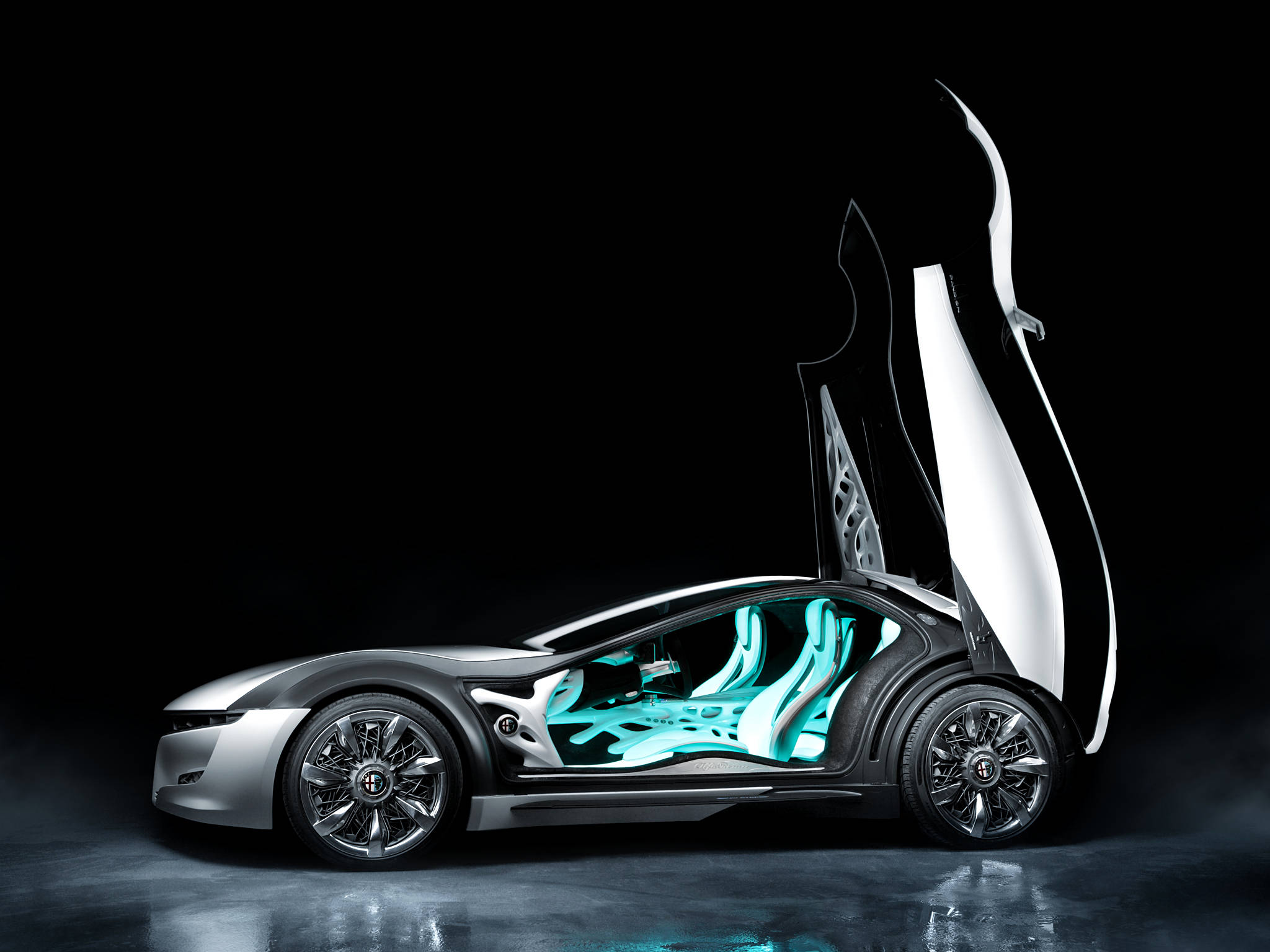 alfa romeo iPhone 桌布 壁紙 — 一輛時尚的銀色未來主義跑車，帶有發光的青色內飾和向上打開的車門，背景為黑色工作室。