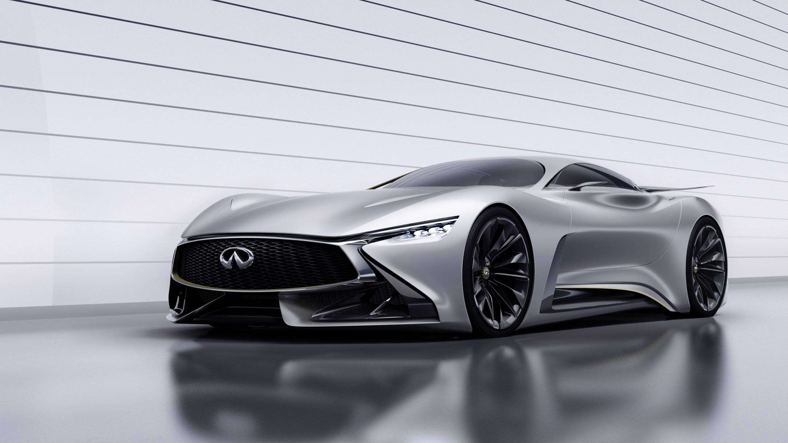 Infiniti 桌布 壁紙 — 一輛時尚的銀色未來主義跑車，帶有黑色飾邊和發光車頭燈，在極簡白色條紋牆前展示。