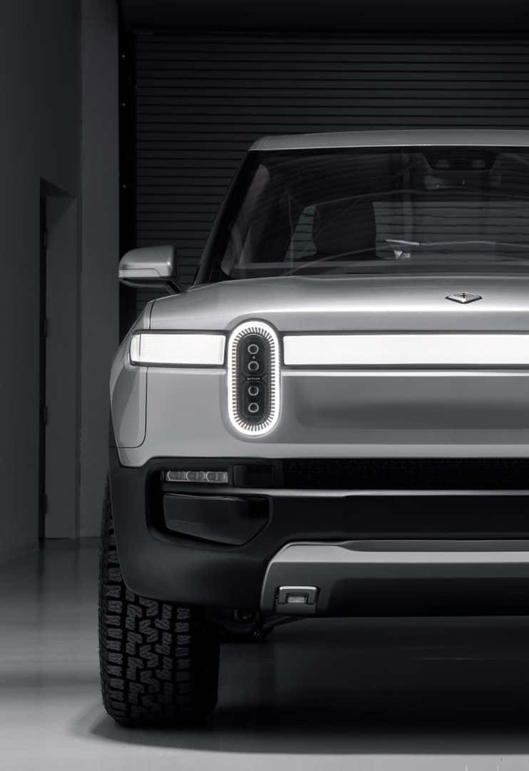 Minimalist Car 桌布 壁紙 — 一輛時尚的銀色未來感SUV，帶有發光的垂直頭燈，停在簡約的工業車庫中。