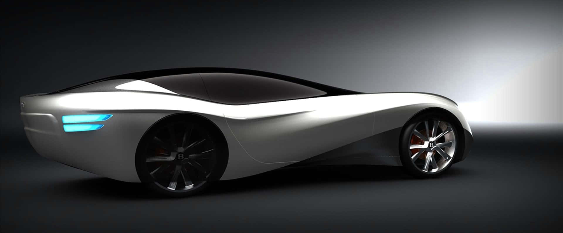 Car Design 桌布 壁紙 — 一輛時尚的銀色未來感跑車，帶有發光的藍色尾燈，在黑暗的攝影棚中搭配戲劇性的聚光燈展示。