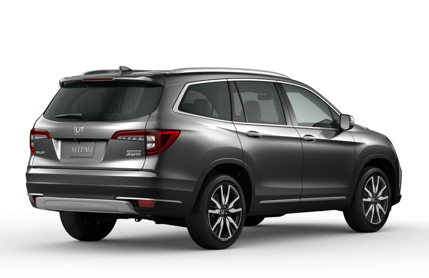 Honda Pilot 桌布 壁紙 — 一輛時尚的銀色本田Pilot SUV，以後方四分之三視角展示在潔白的攝影棚背景前。