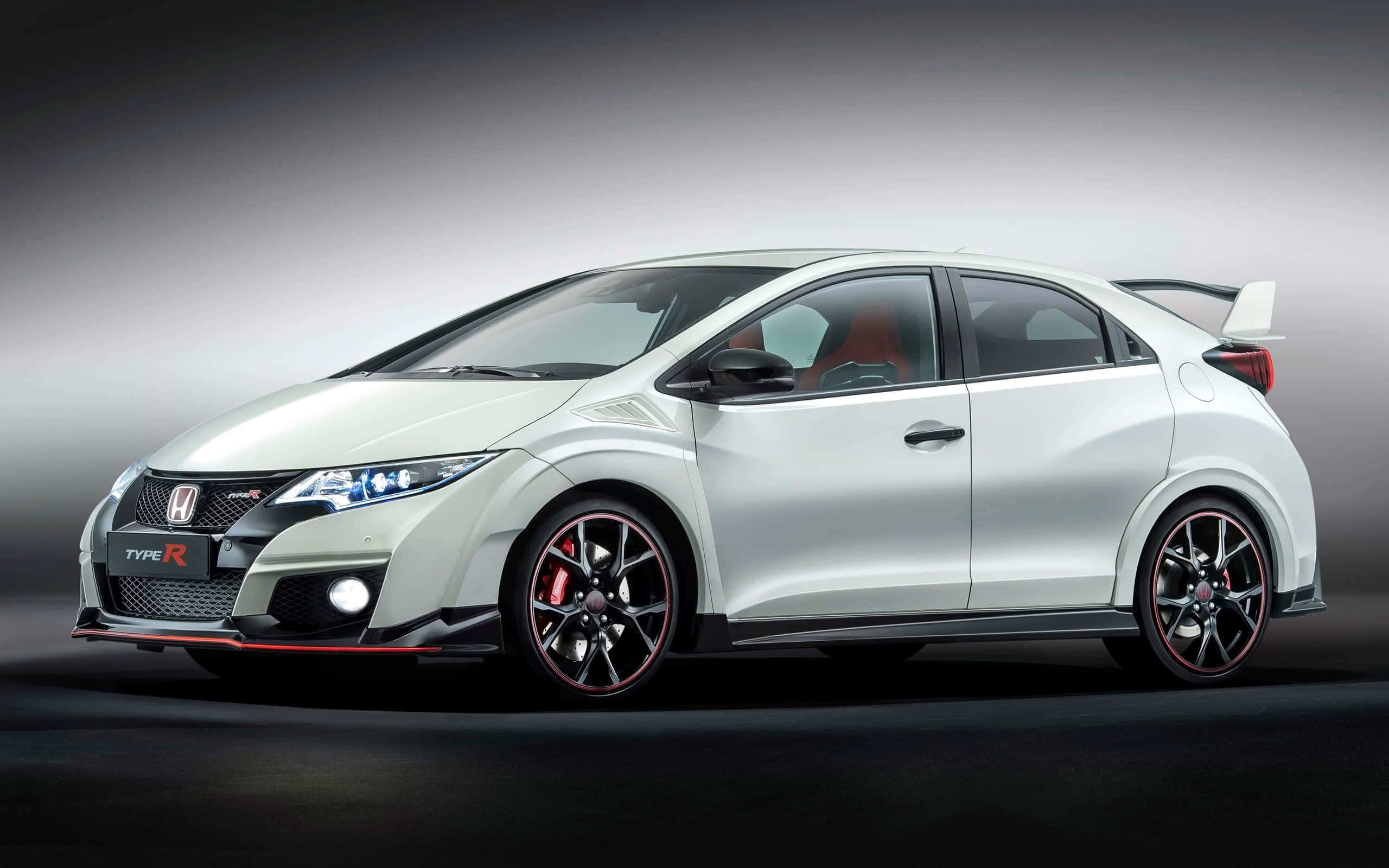 Honda Civic 桌布 壁紙 — 一輛時尚的銀色本田思域Type R跑車，帶有紅色點綴和黑色輪圈，在漸變灰色工作室背景前擺姿勢。