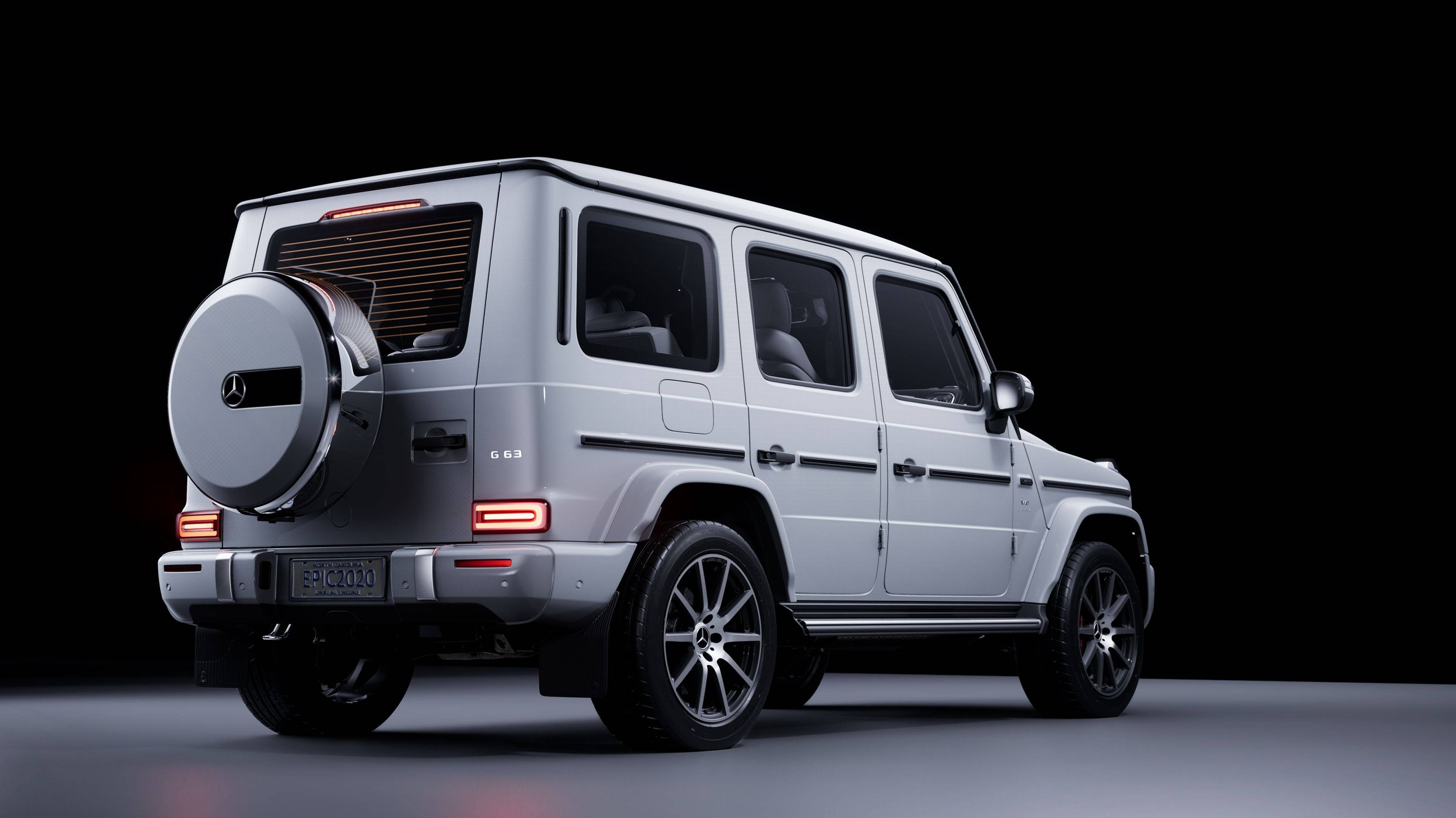 4K 奔馳壁紙 桌布 壁紙 — 一輛時尚的銀色梅賽德斯 G63 SUV 以背面四分之三視角展示，背景為黑色工作室，尾燈發光。