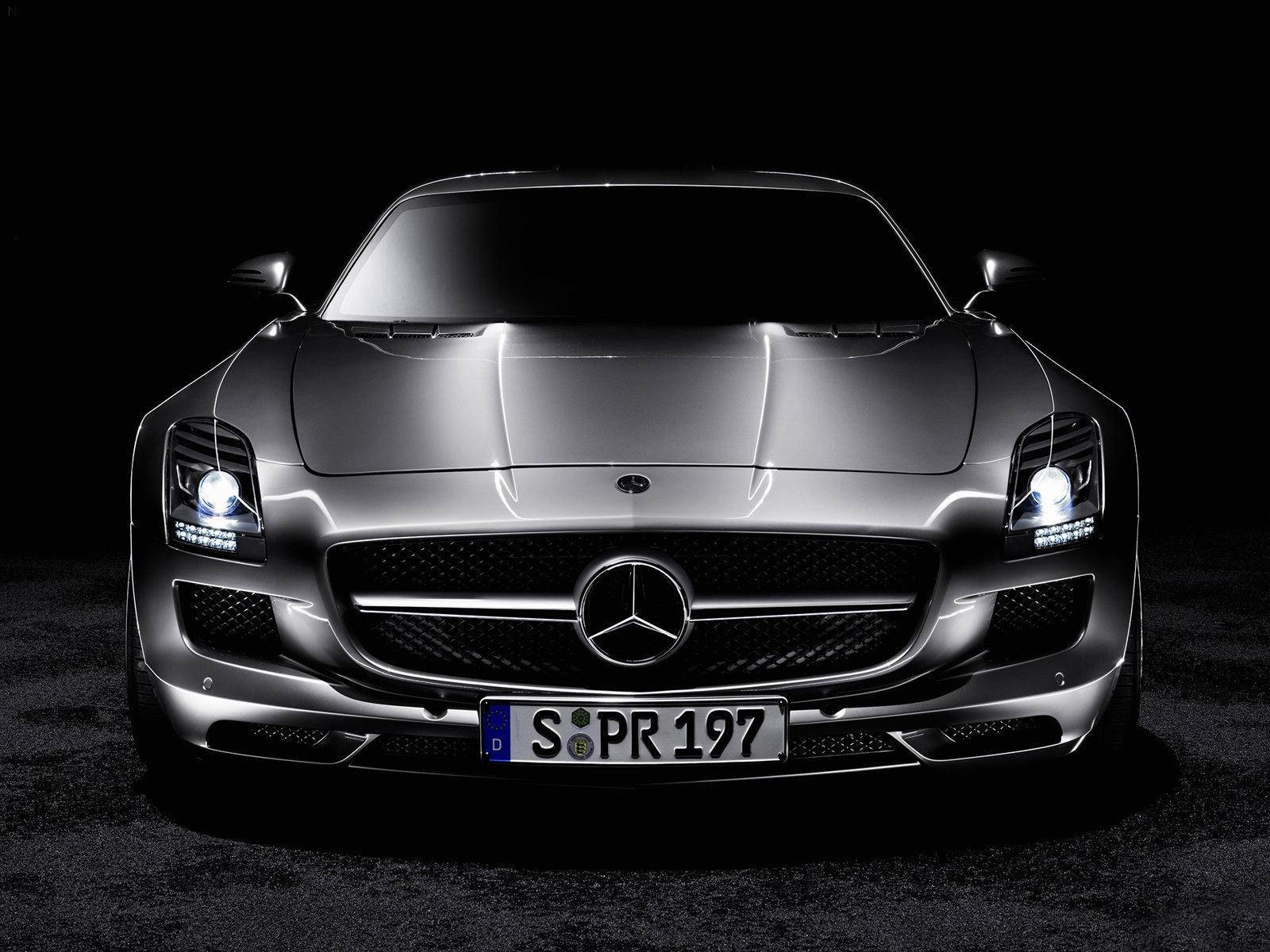 Mercedes Benz Amg 桌布 壁紙 — 一輛時尚的銀色梅賽德斯 SLS AMG 跑車在黑色背景的攝影棚燈光下閃耀。
