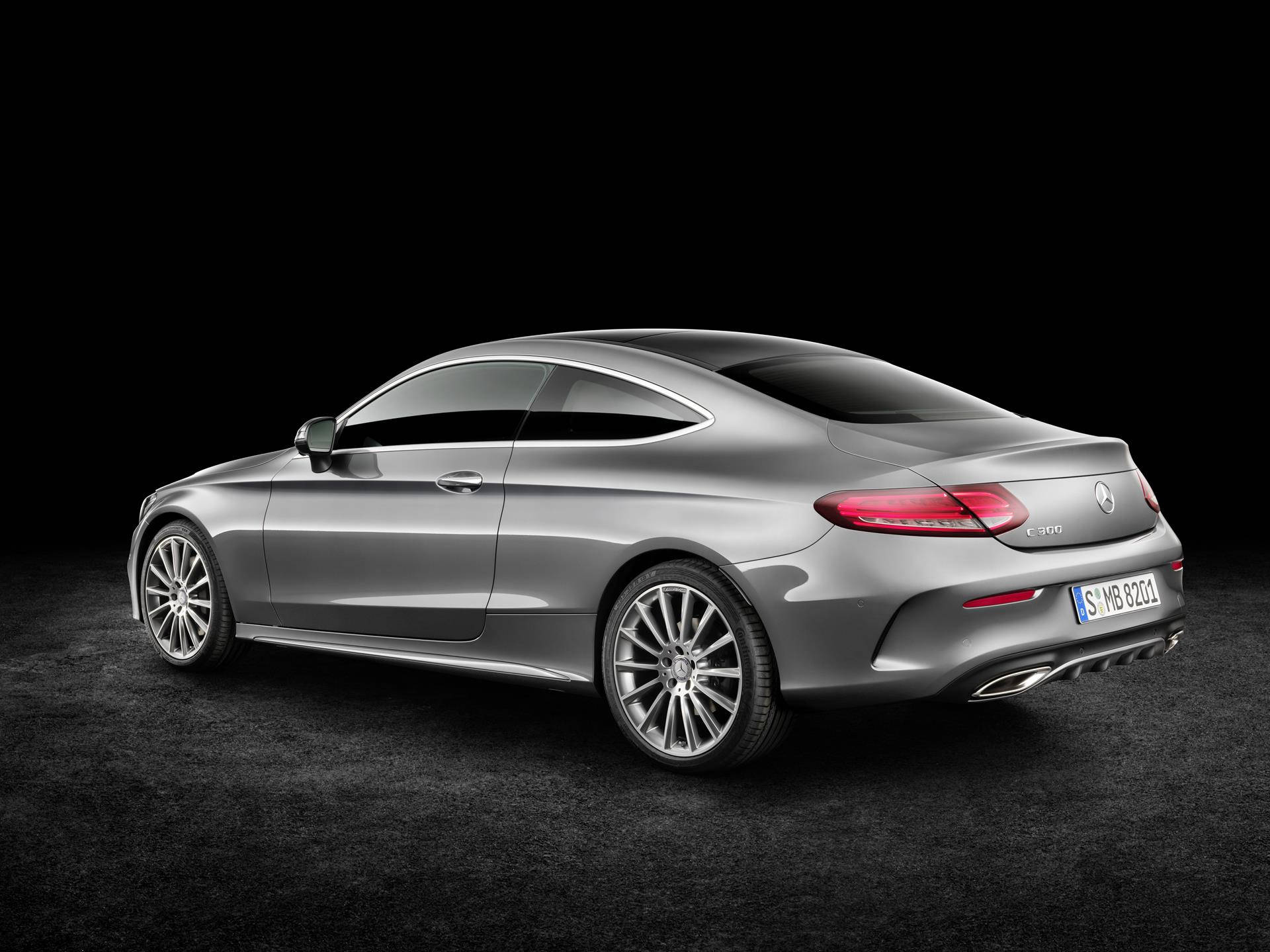 Mercedes Benz C300 桌布 壁紙 — 一輛時尚的銀色梅賽德斯-奔馳C 300轎跑車在黑色背景和深色紋理地板上於攝影棚燈光下閃耀。